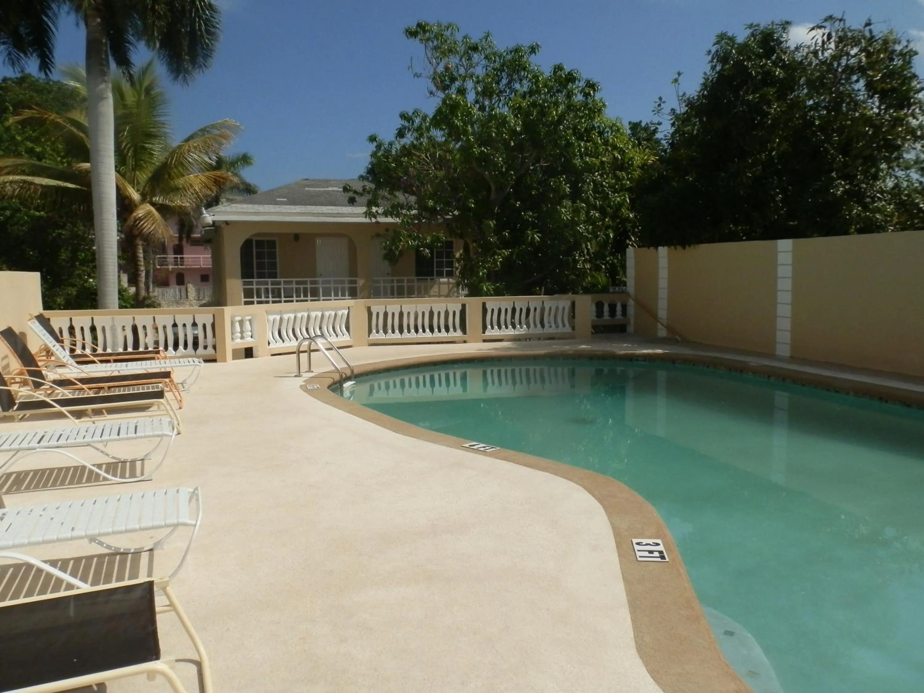 Swimming pool in Paradise on the Rocks