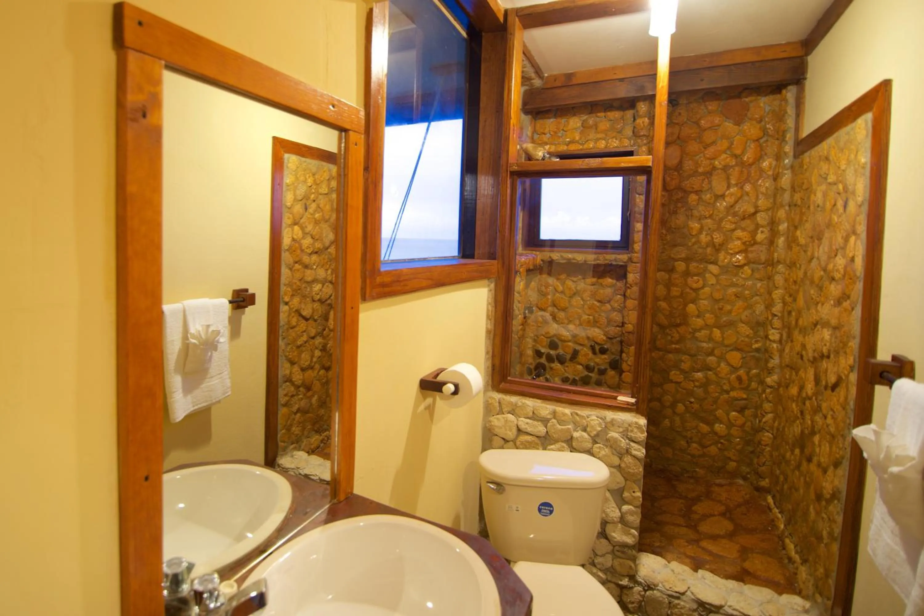 Shower in The Sea Cliff Hotel Resort & Spa