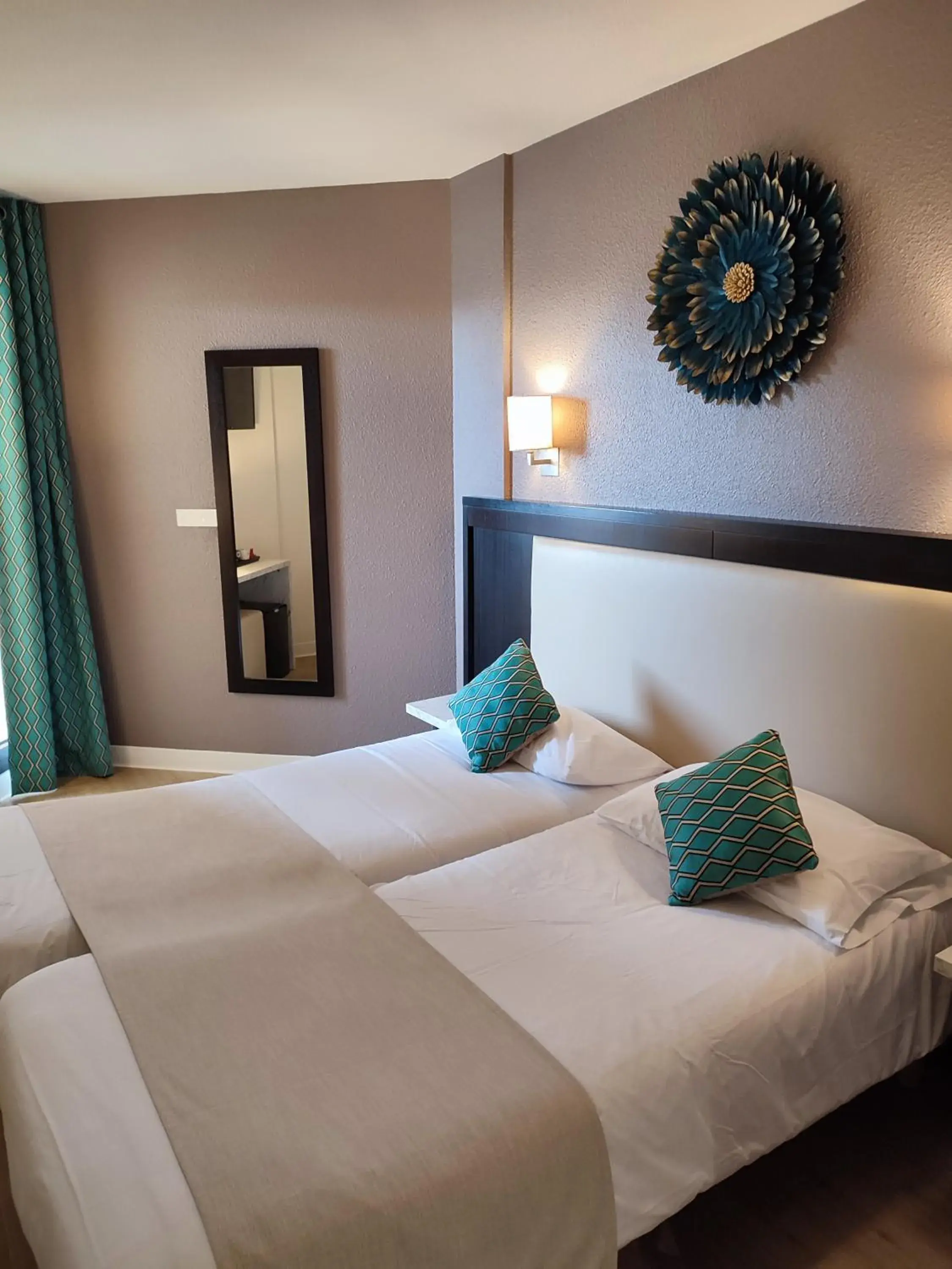 Twin Room - City Side in Hôtel Le Collier Twin Room - City Side in Hôtel Le Collier