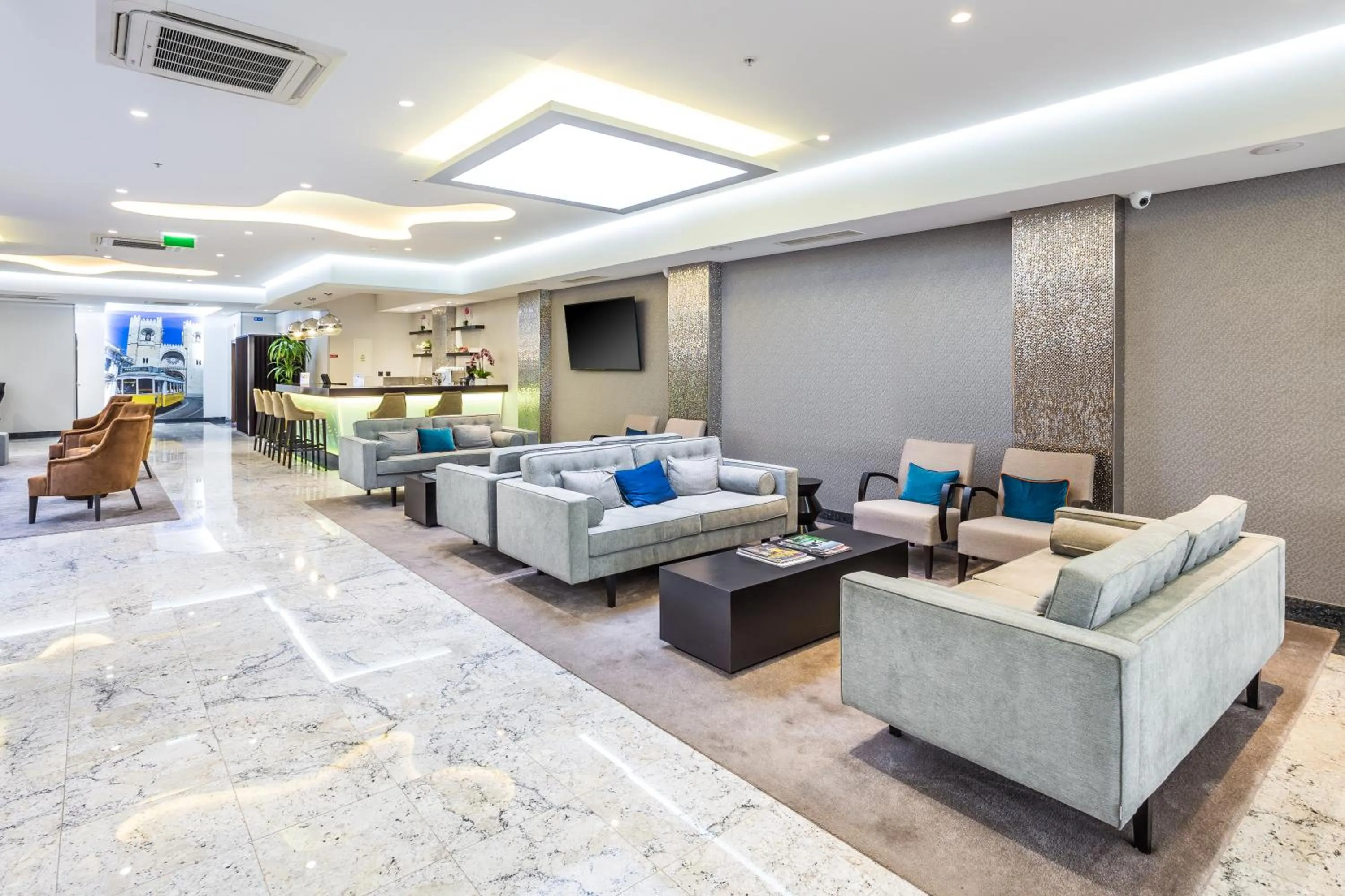 Communal lounge/ TV room in Empire Lisbon Hotel