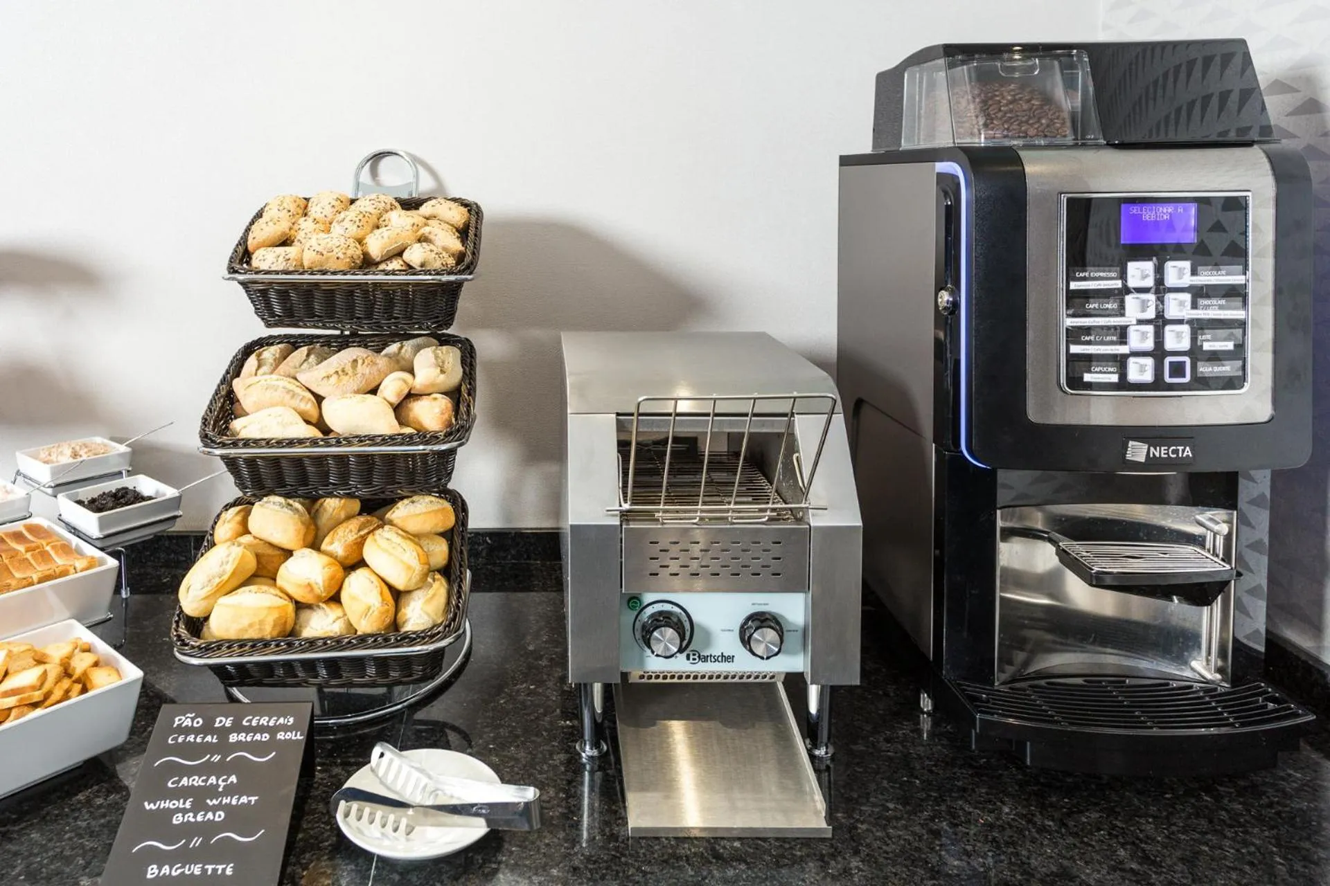 Food and drinks in Empire Lisbon Hotel