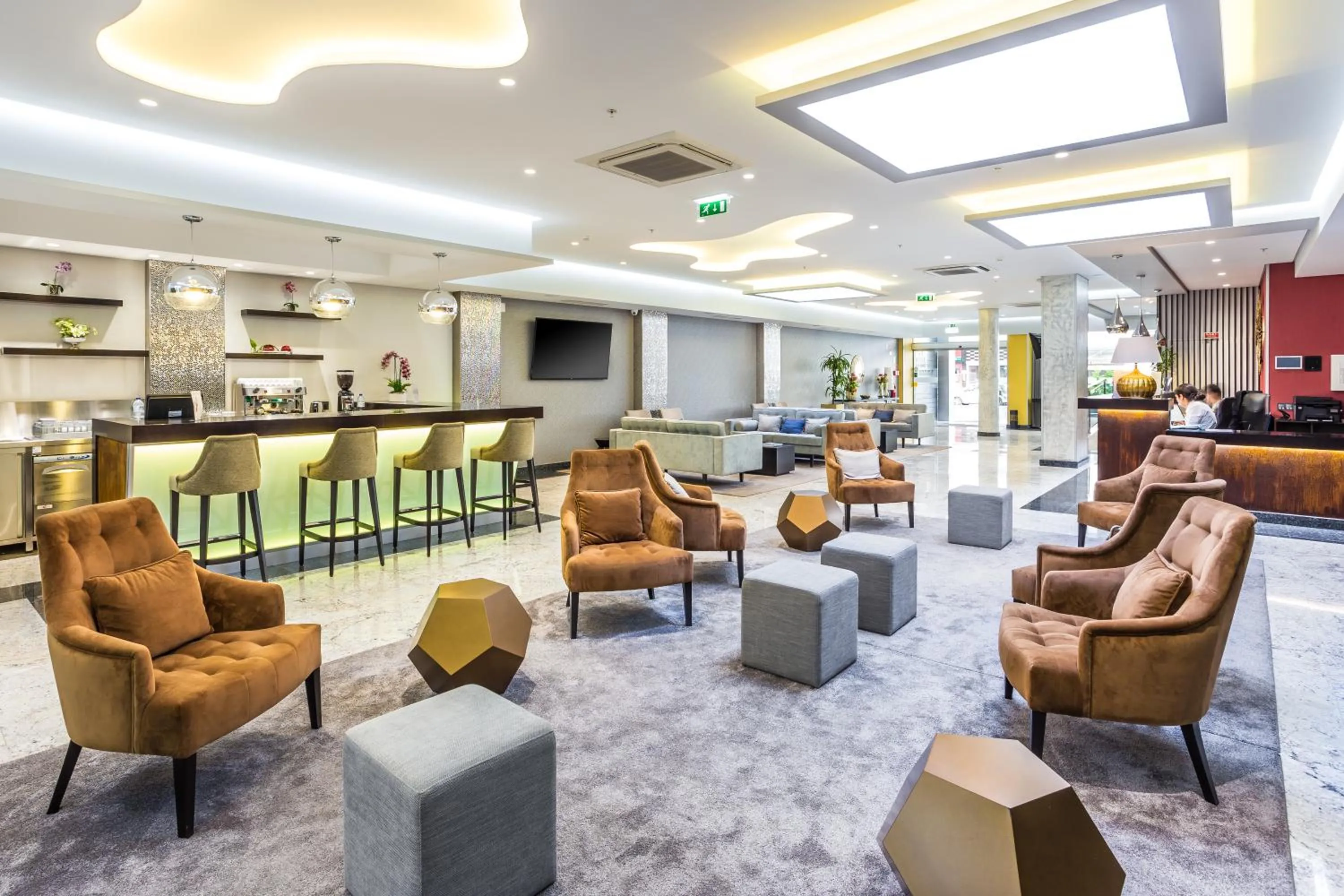 Communal lounge/ TV room in Empire Lisbon Hotel