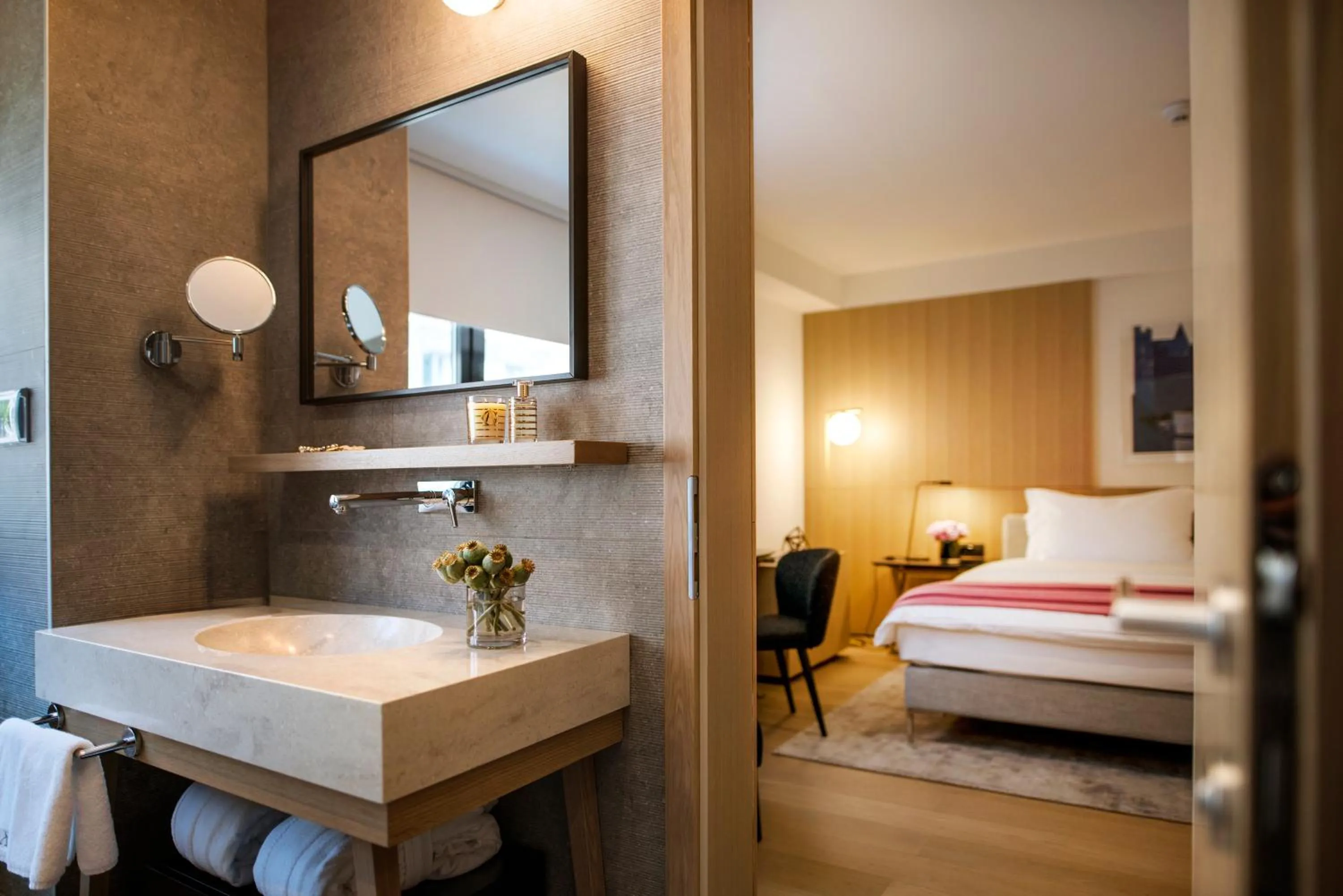 Bathroom, Bed in Hotel Excelsior