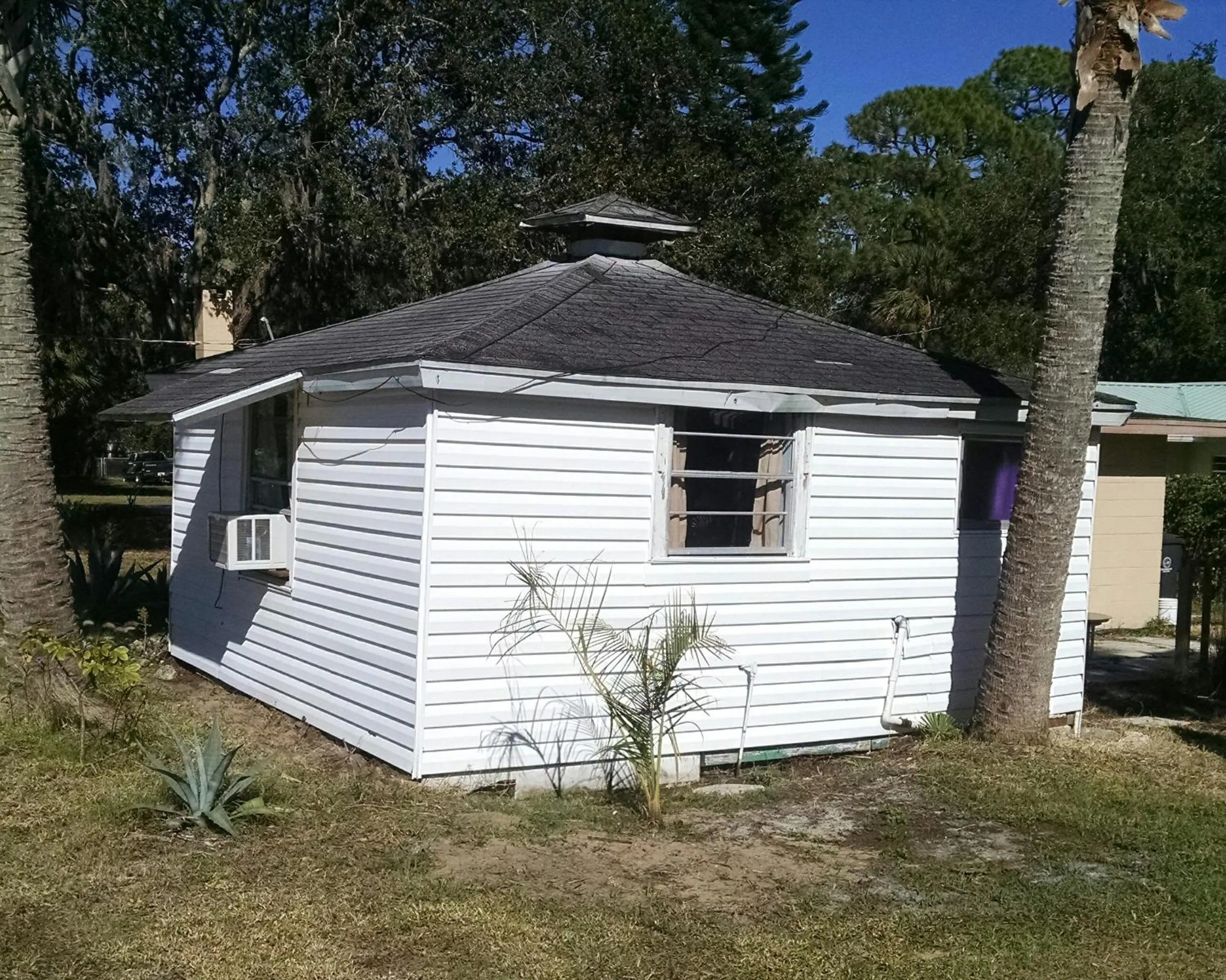 Property building in 1 Beige Cozy Bungalow or 1 White Cozy Efficiency Cottage in Titusville