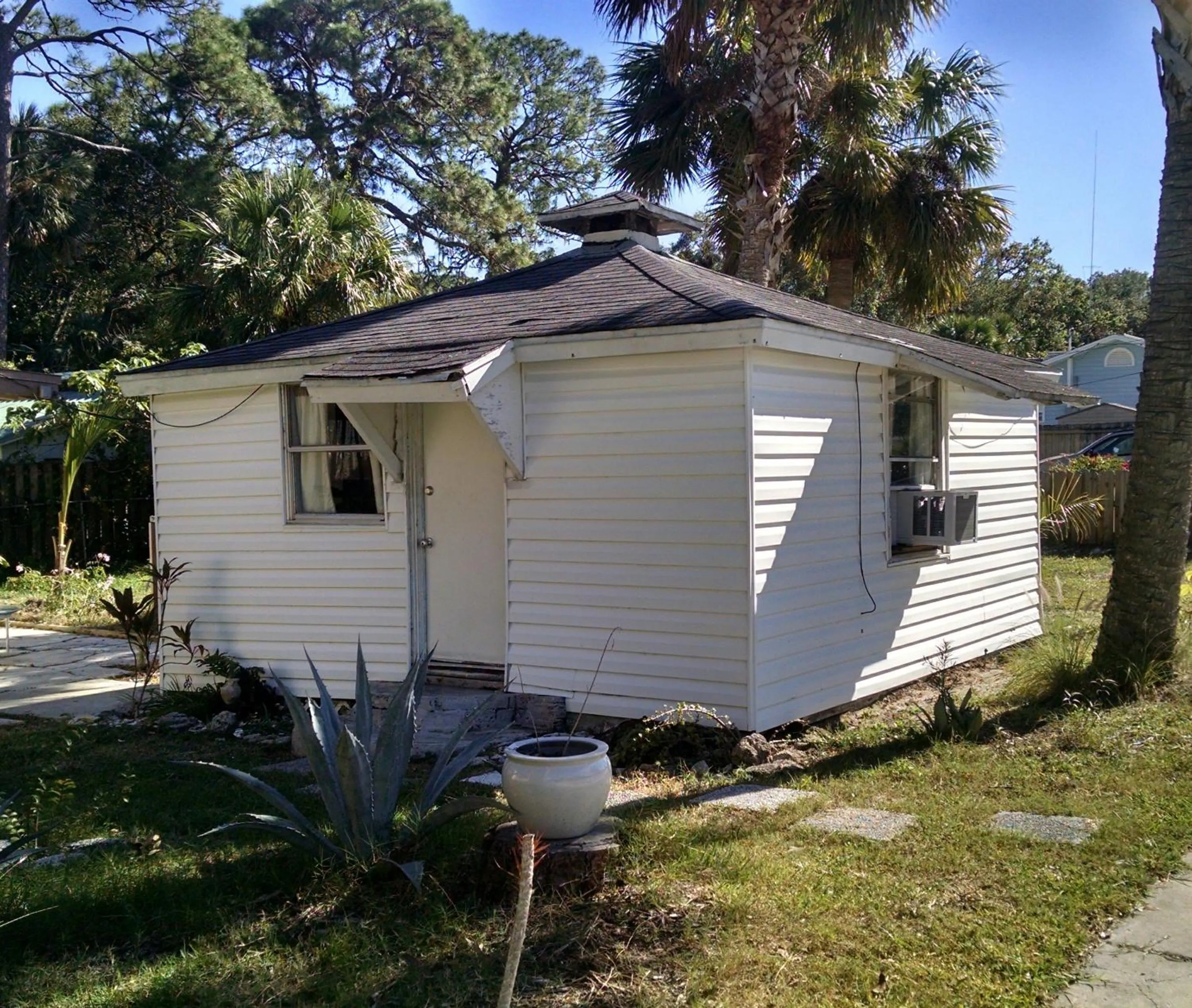 Property building in 1 Beige Cozy Bungalow or 1 White Cozy Efficiency Cottage in Titusville