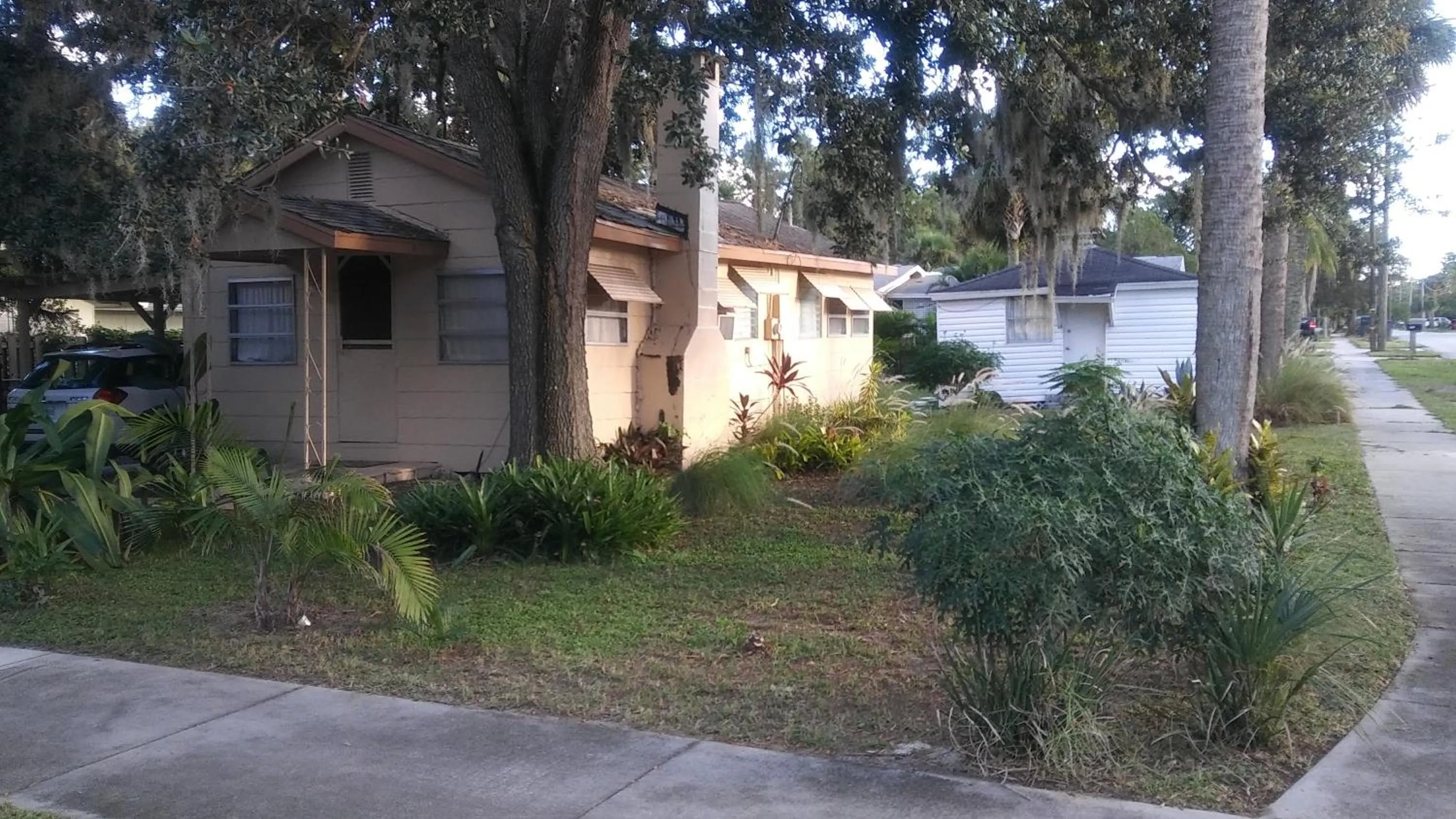Property building in 1 Beige Cozy Bungalow or 1 White Cozy Efficiency Cottage in Titusville