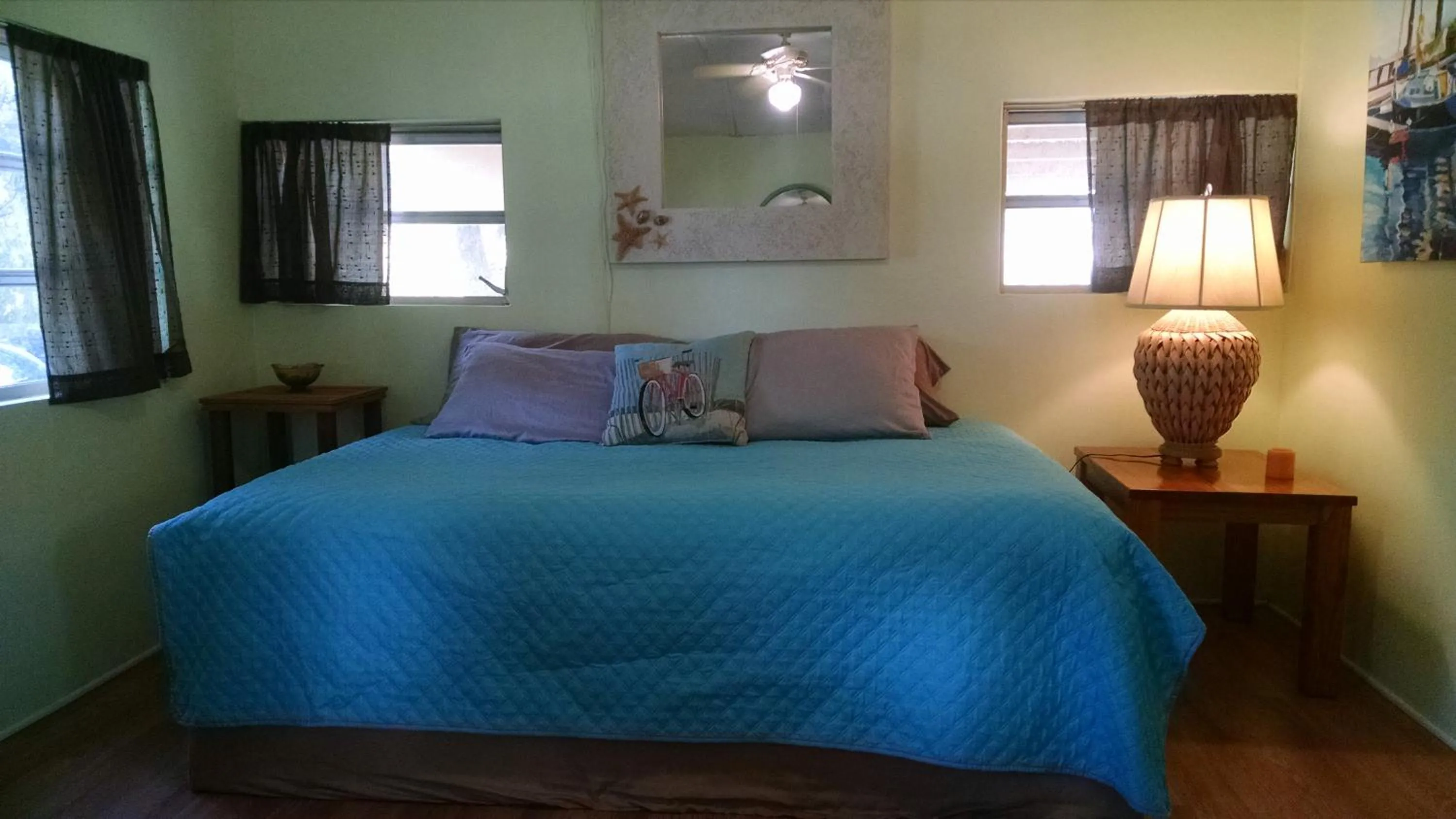 Bed in 1 Beige Cozy Bungalow or 1 White Cozy Efficiency Cottage in Titusville