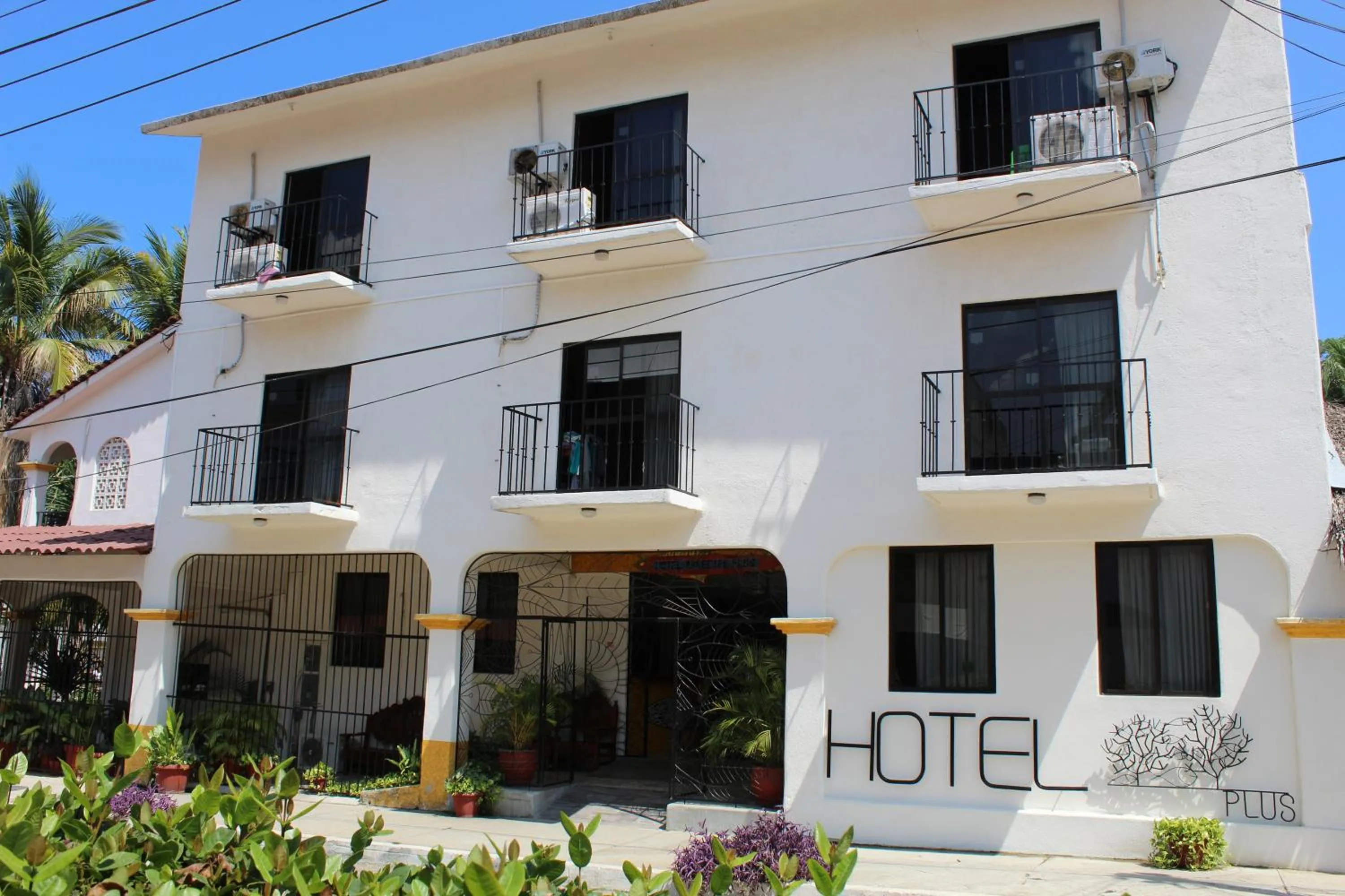 Facade/entrance in Hotel Arrecife Huatulco Plus