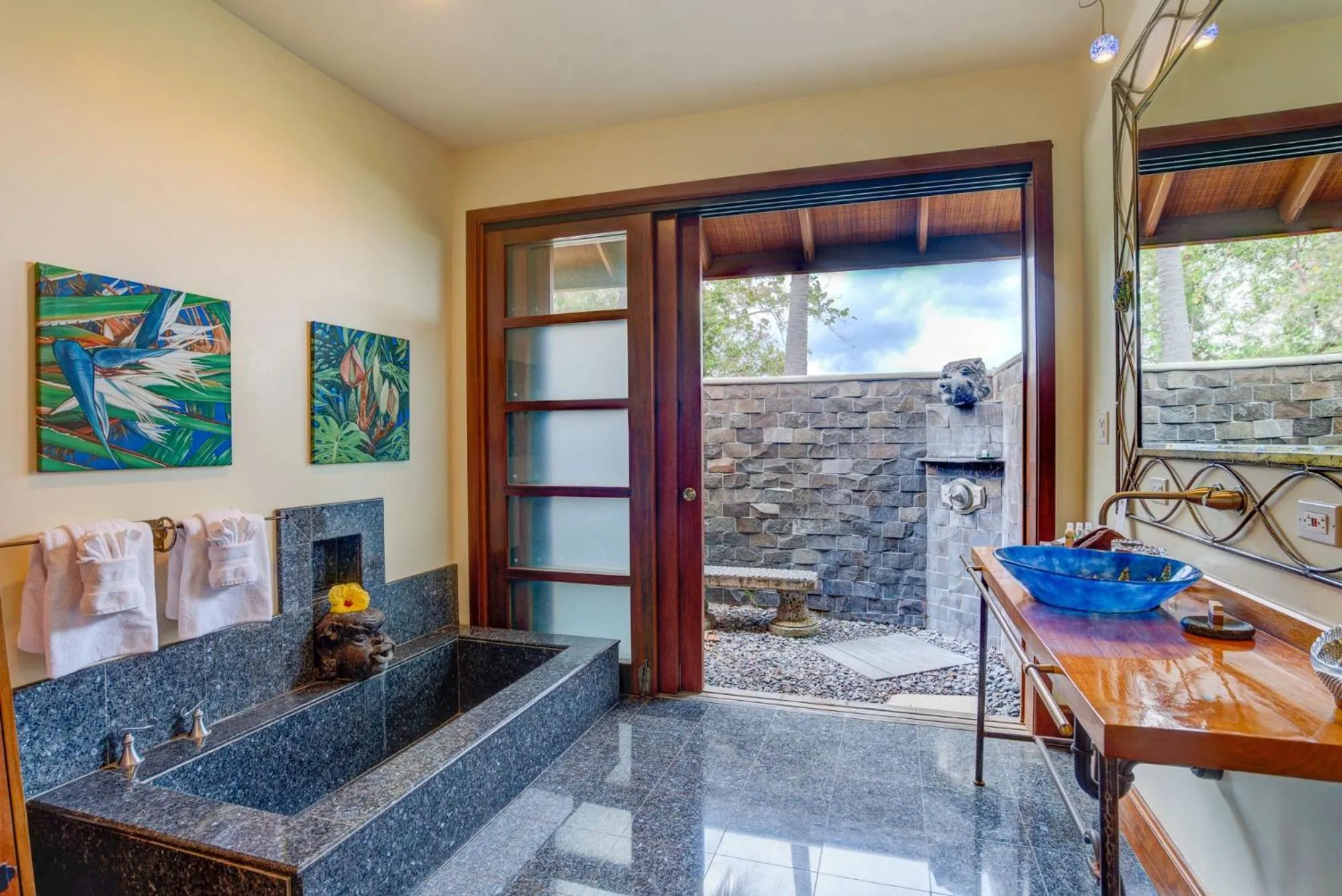 Bathroom in Ho'oilo House