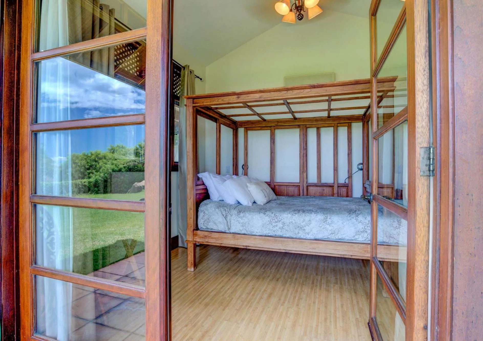 Bed in Ho'oilo House