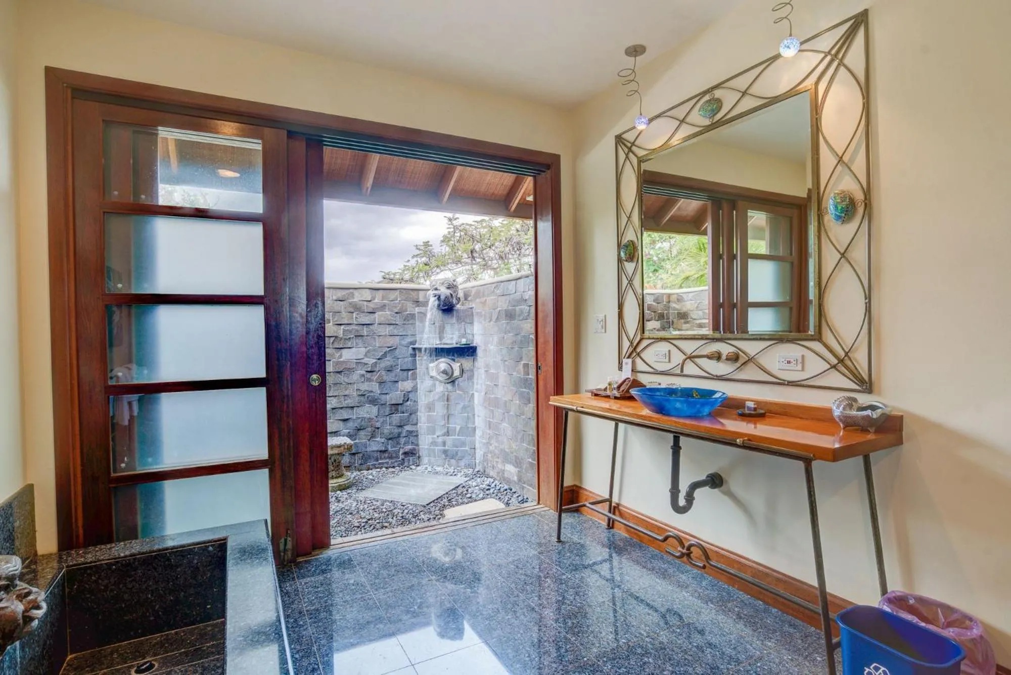 Shower in Ho'oilo House