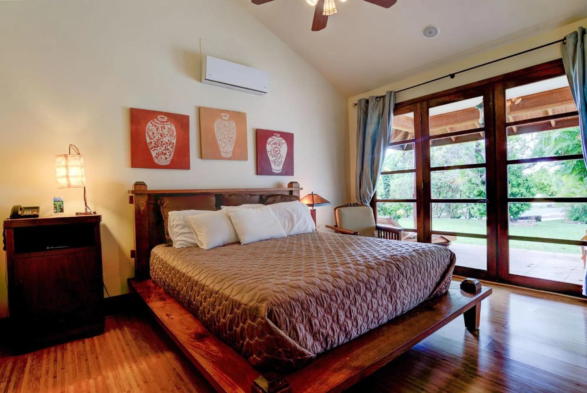 Bed in Ho'oilo House