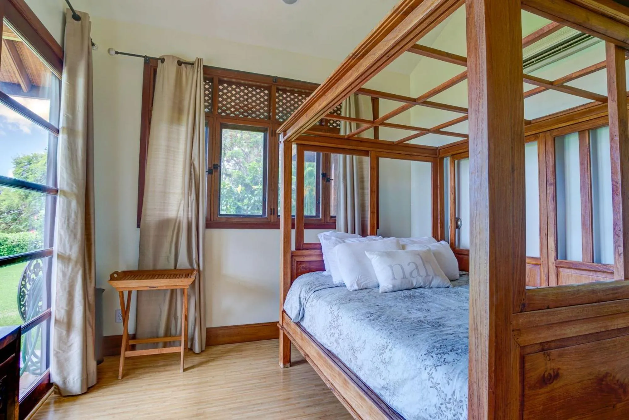 Bed in Ho'oilo House