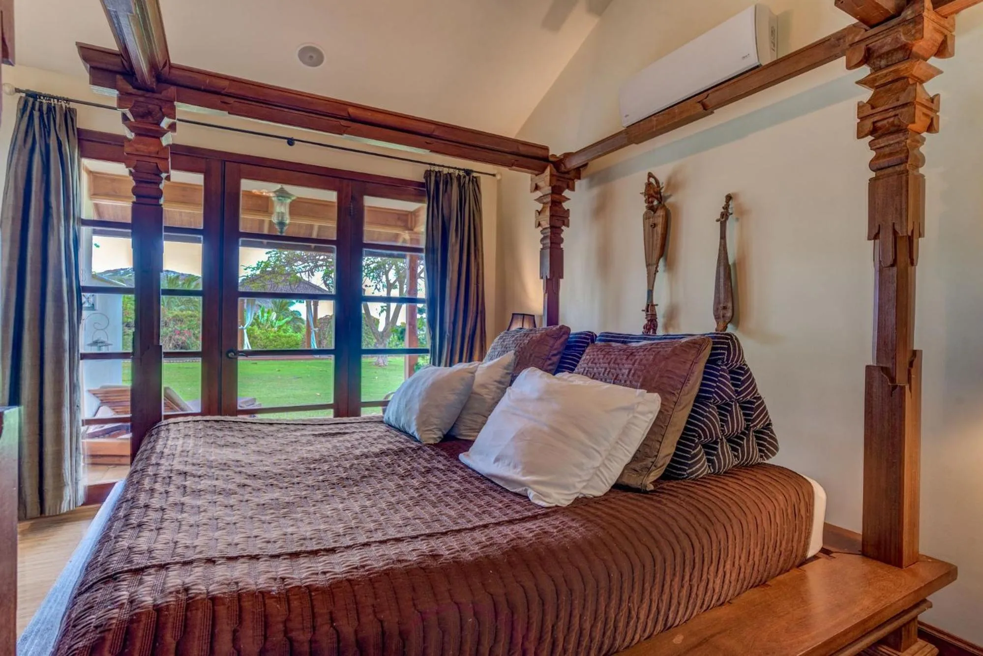 Bed in Ho'oilo House