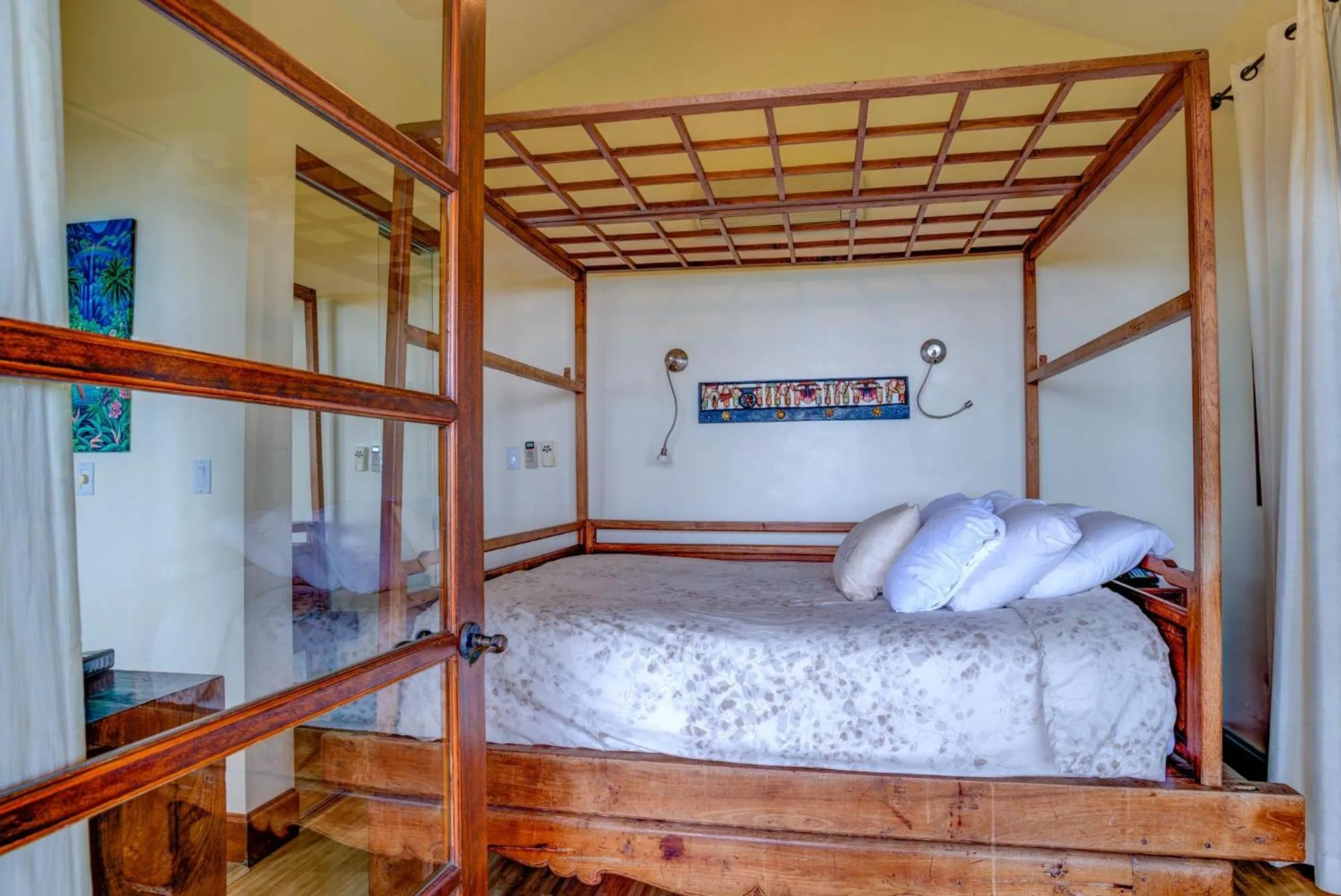 Bed in Ho'oilo House