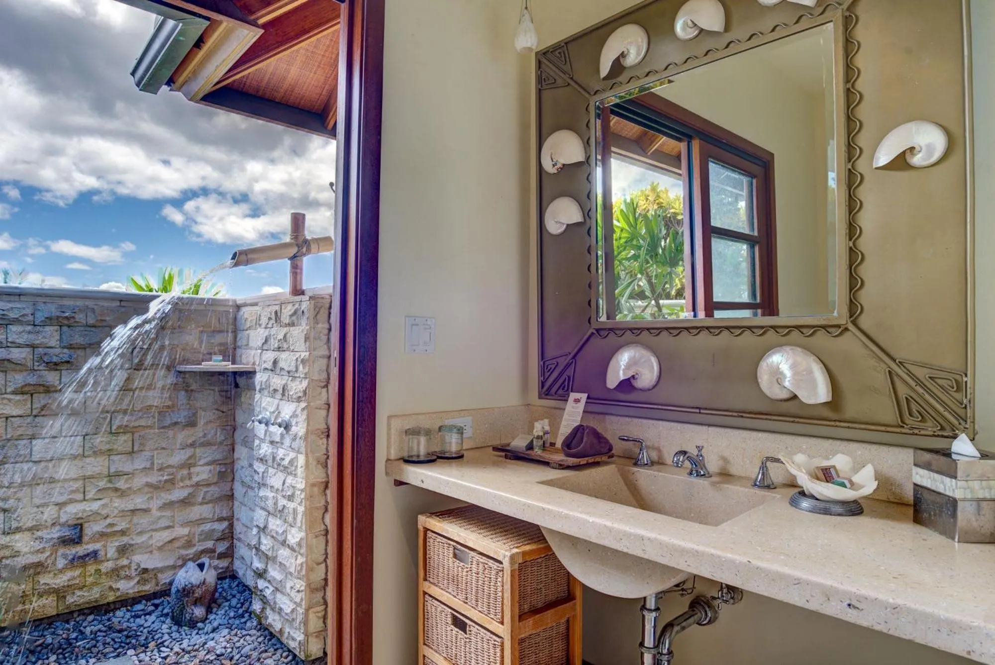 Bathroom in Ho'oilo House