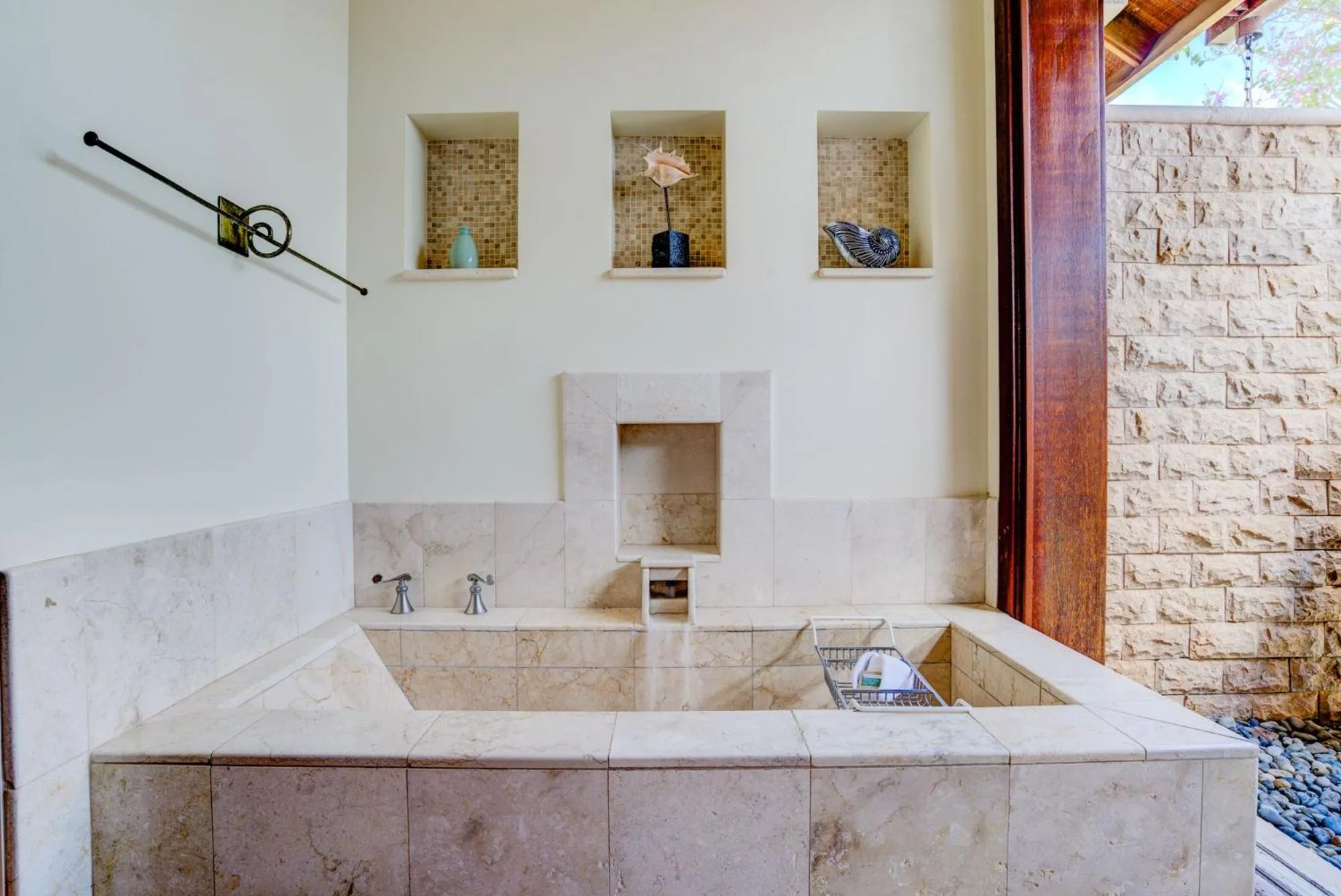 Bath in Ho'oilo House