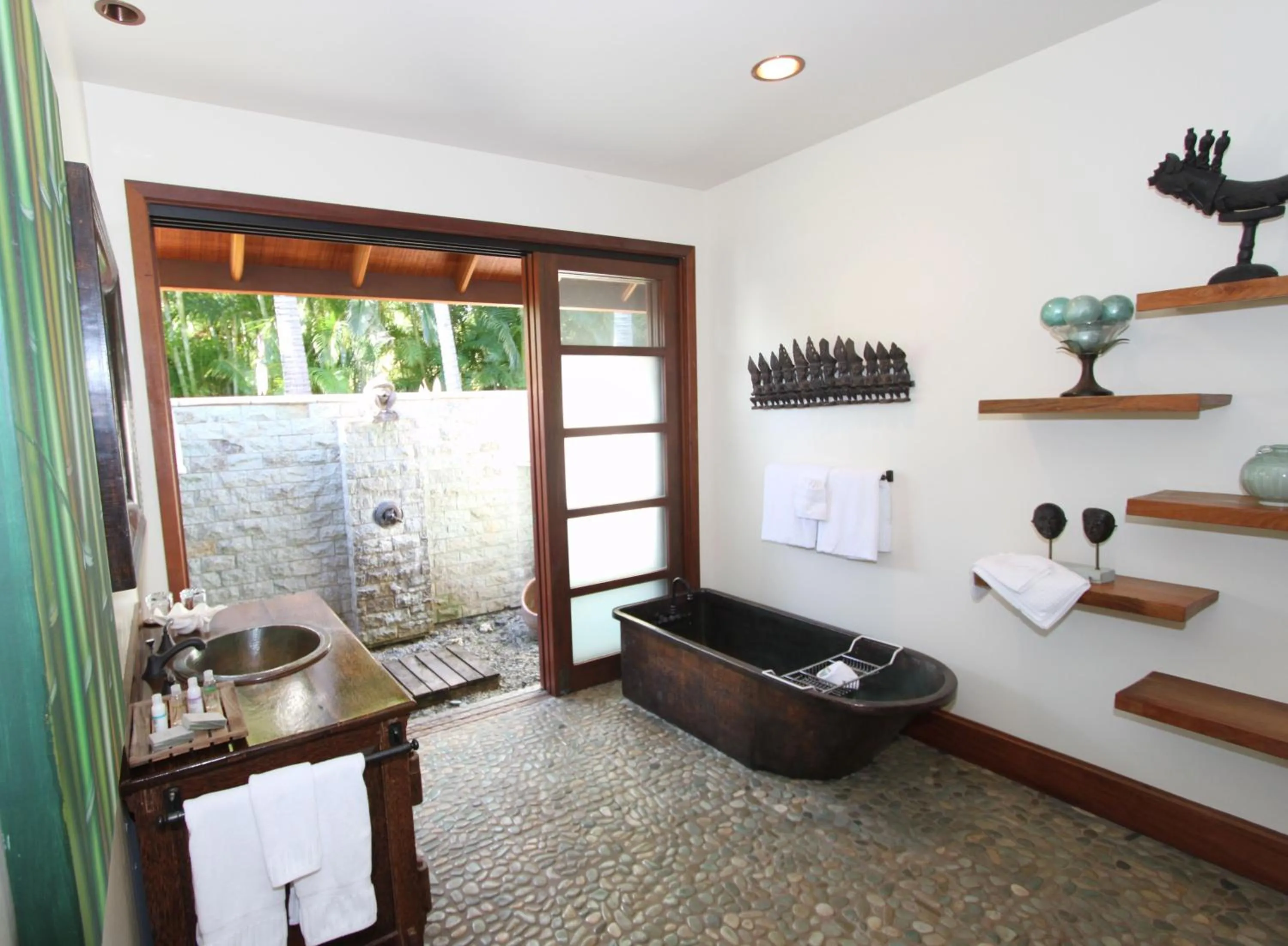 Bathroom in Ho'oilo House