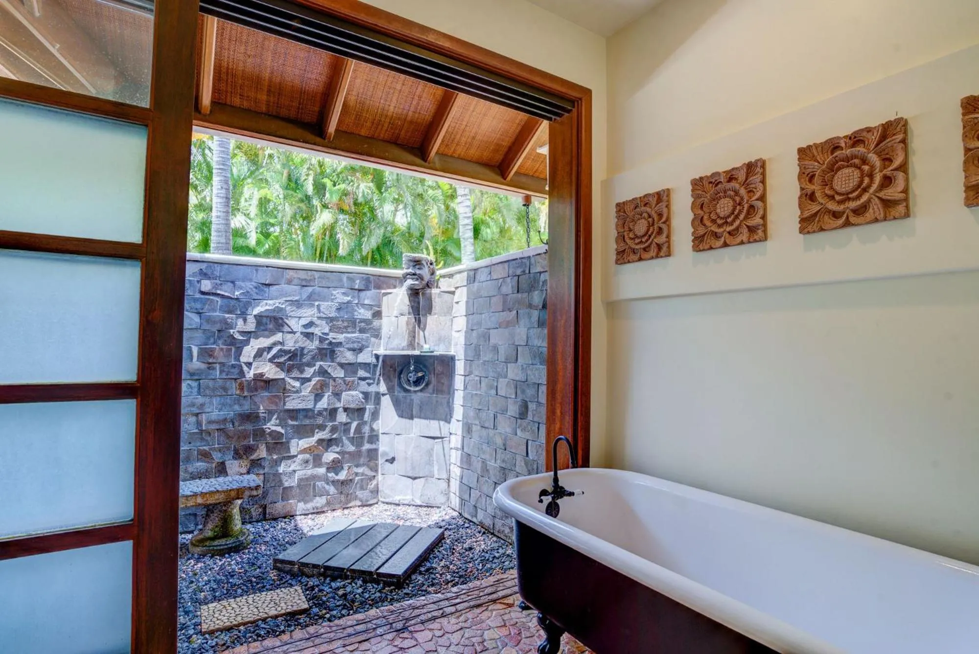 Bathroom in Ho'oilo House