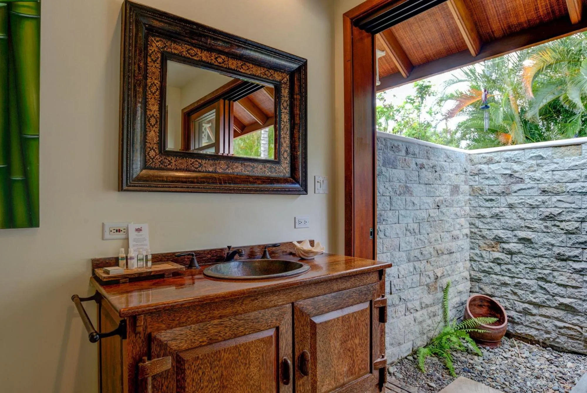 Bathroom in Ho'oilo House