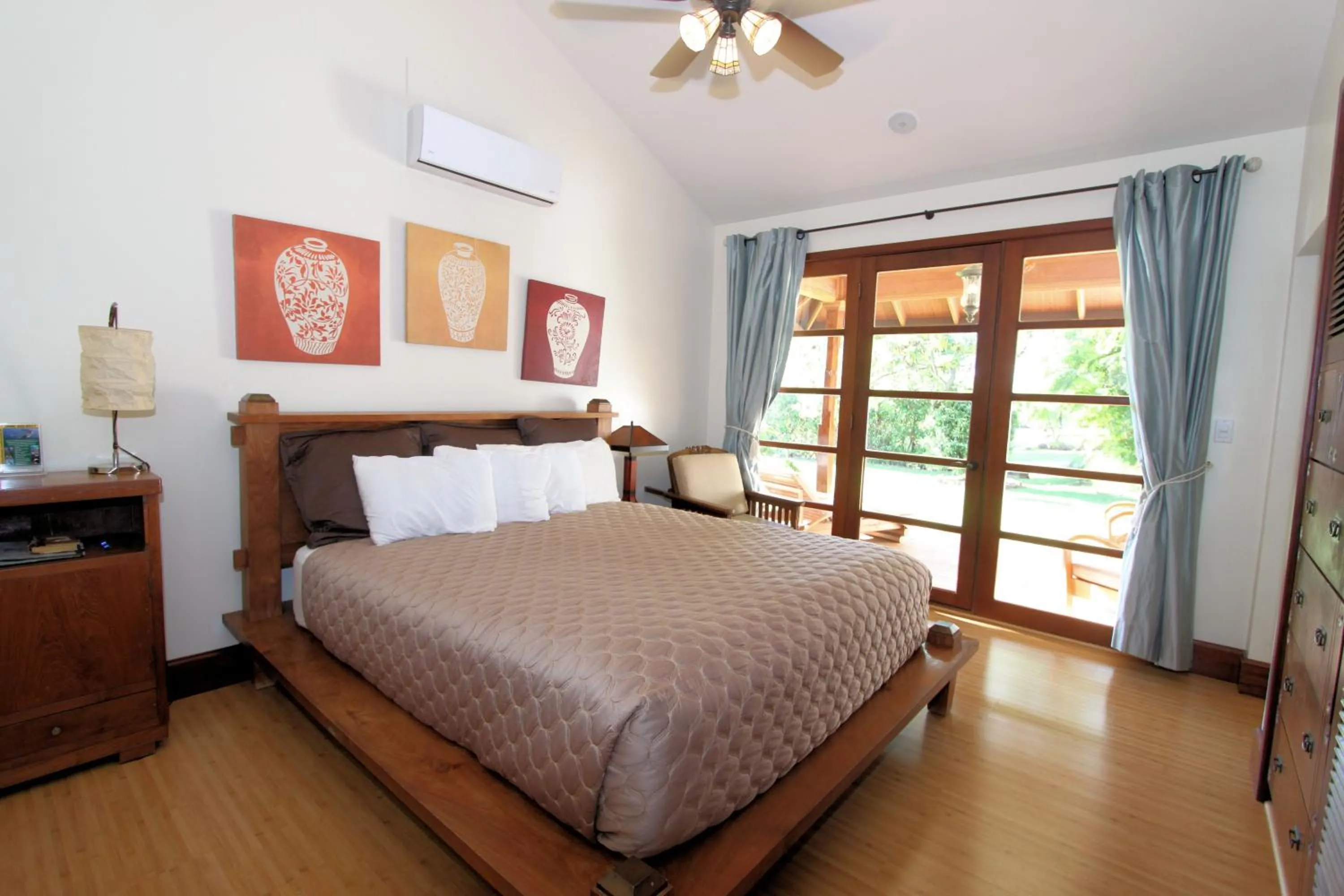 Bed in Ho'oilo House