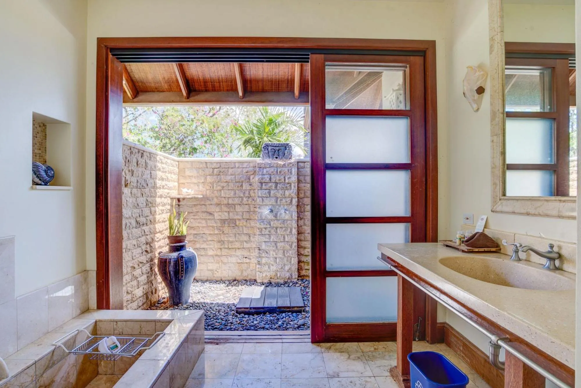 Bathroom in Ho'oilo House