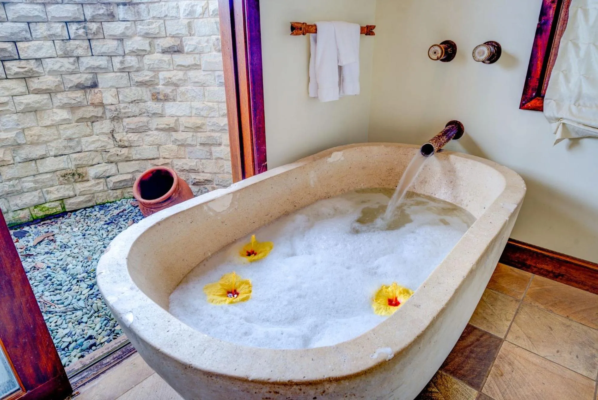 Bath in Ho'oilo House