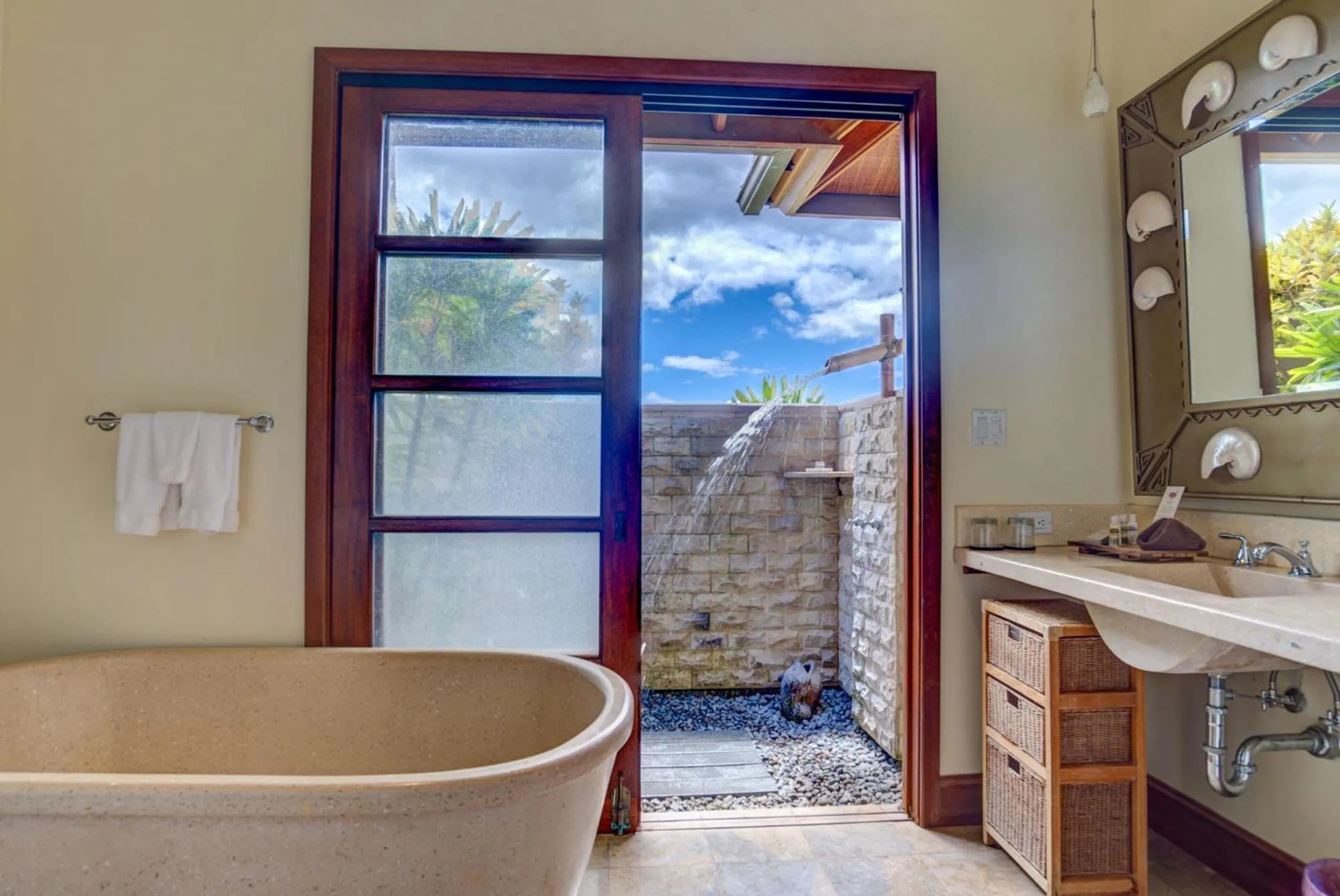 Bathroom in Ho'oilo House