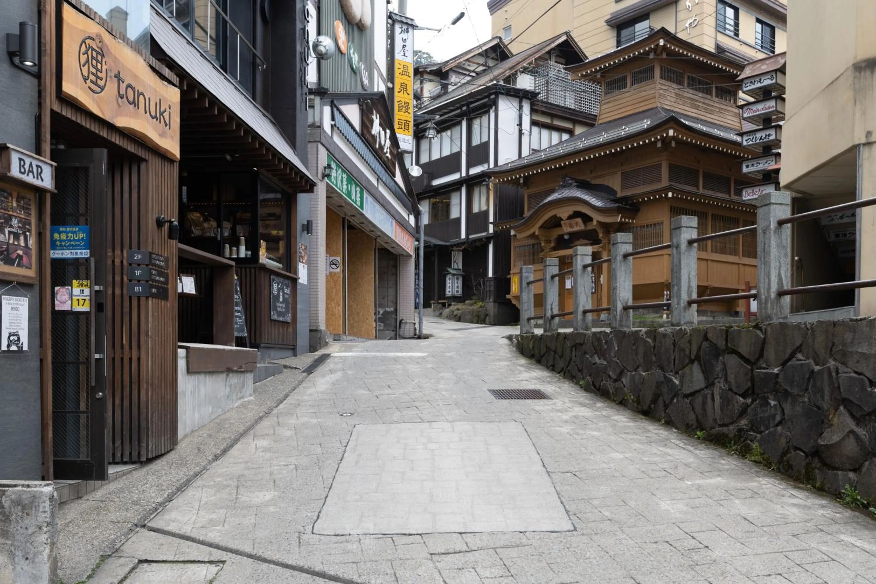 Property building in Tanuki Nozawa