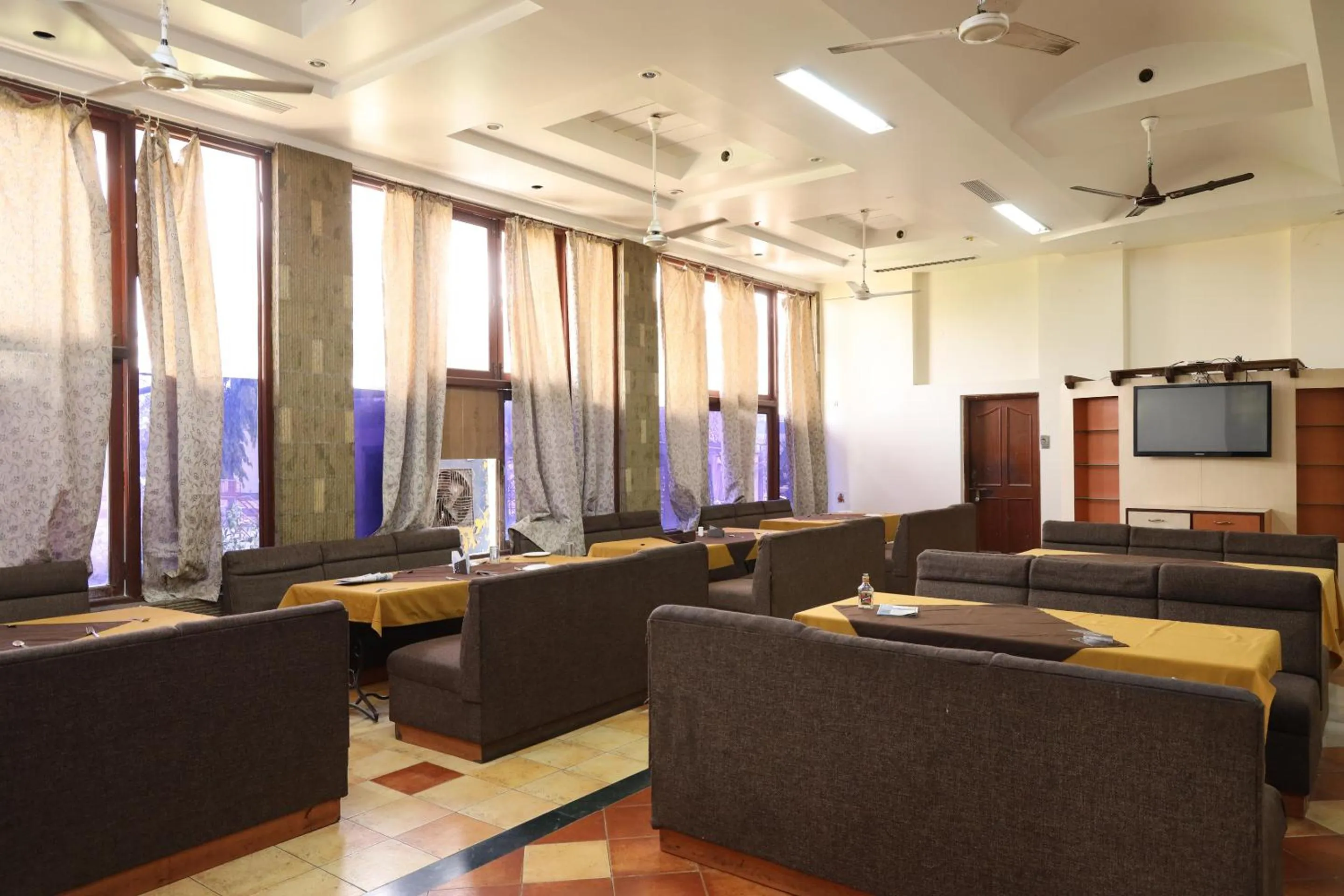 Restaurant/places to eat in Hotel Sunrise N Resorts