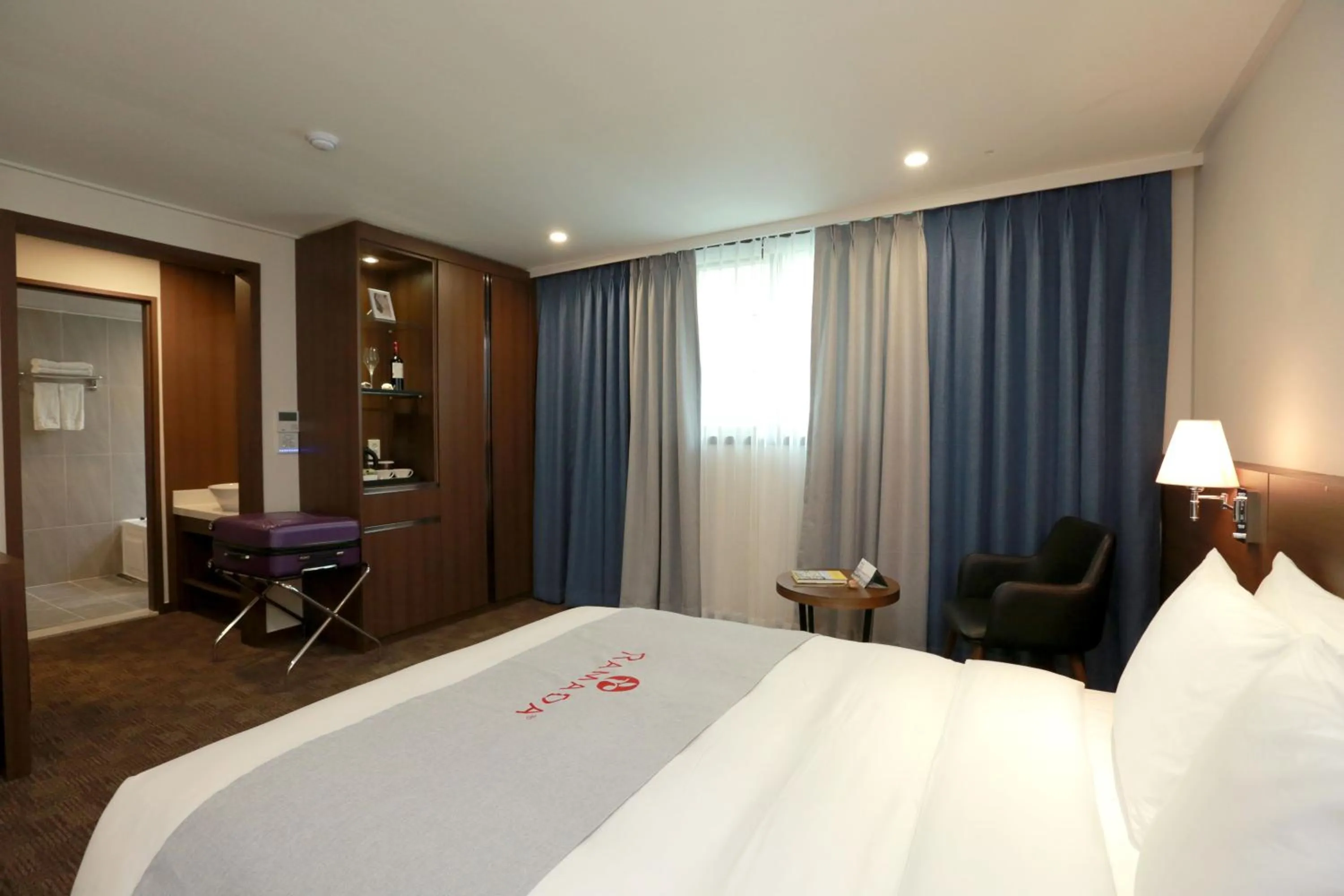 Bed in Ramada Taebaek Hotel