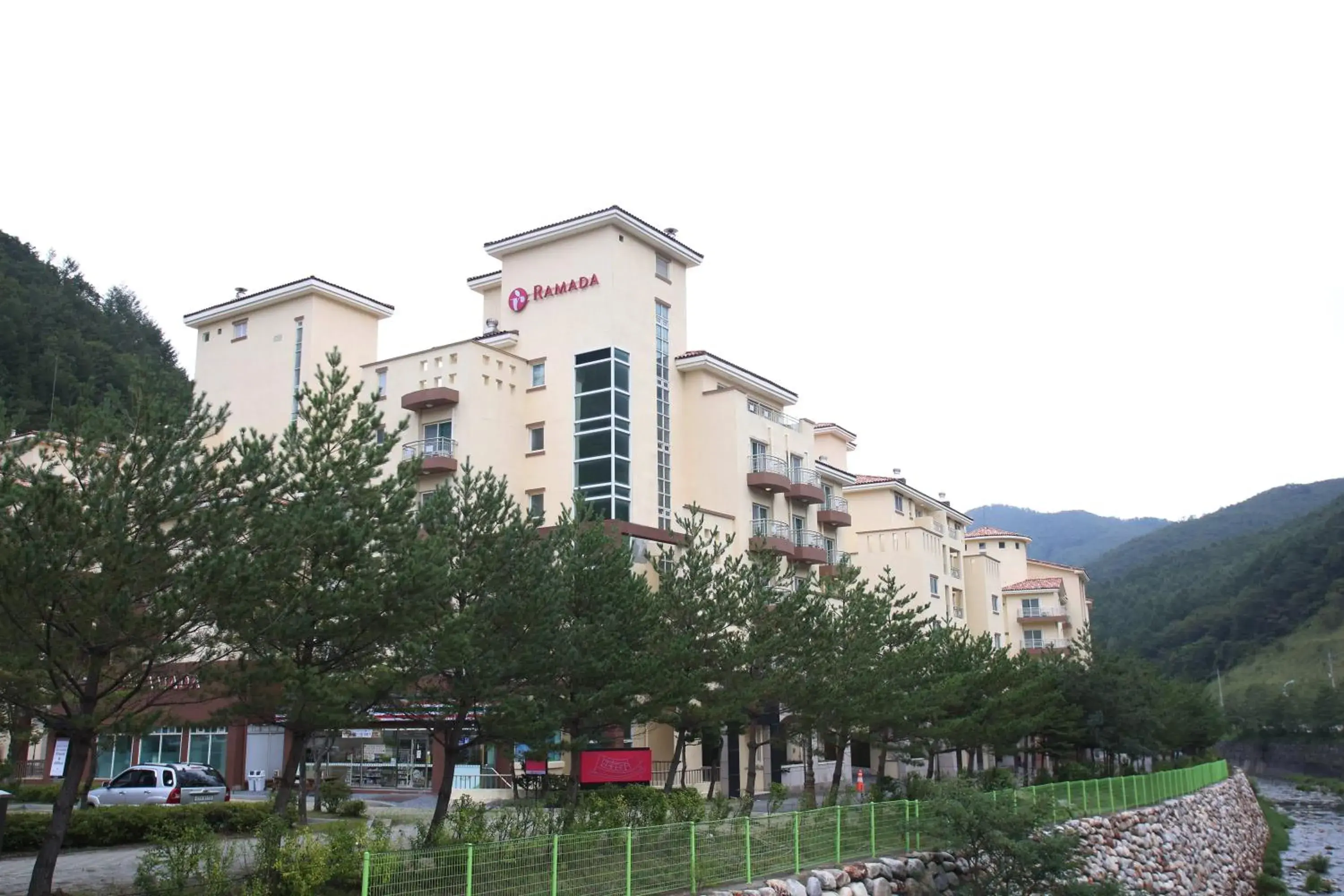 Property building in Ramada Taebaek Hotel Property building in Ramada Taebaek Hotel