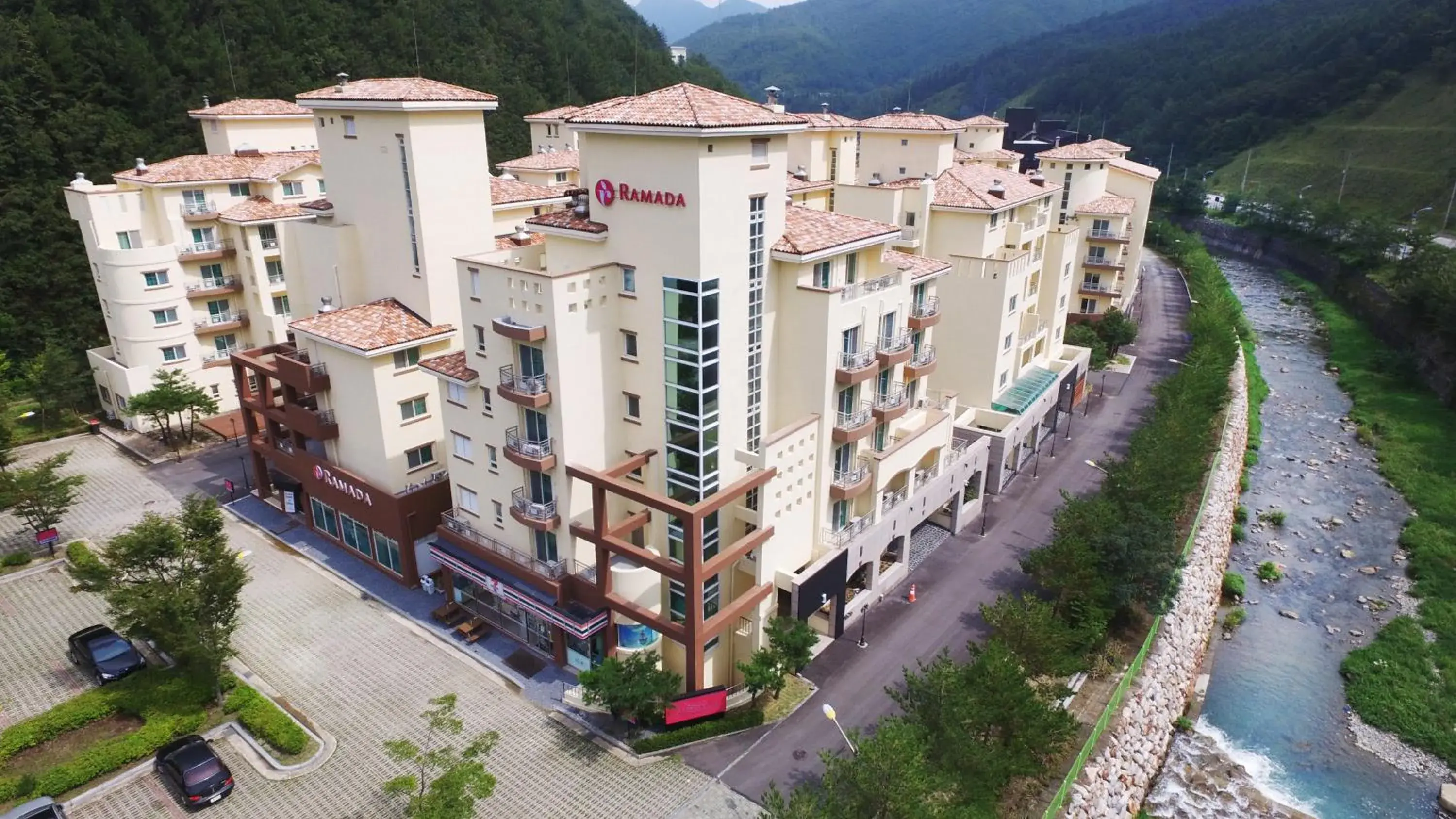 Property building in Ramada Taebaek Hotel Property building in Ramada Taebaek Hotel