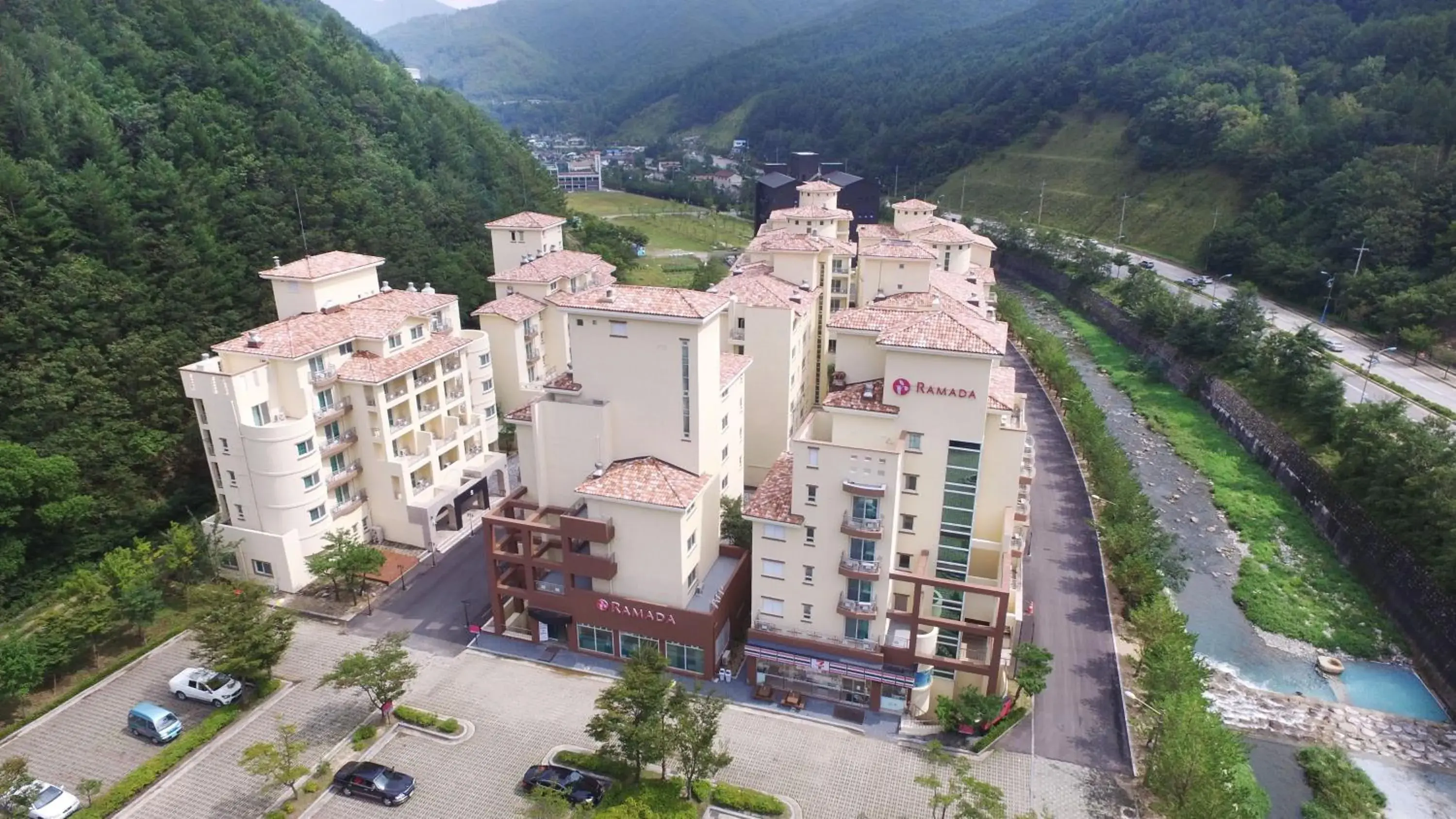 Property building in Ramada Taebaek Hotel Property building in Ramada Taebaek Hotel