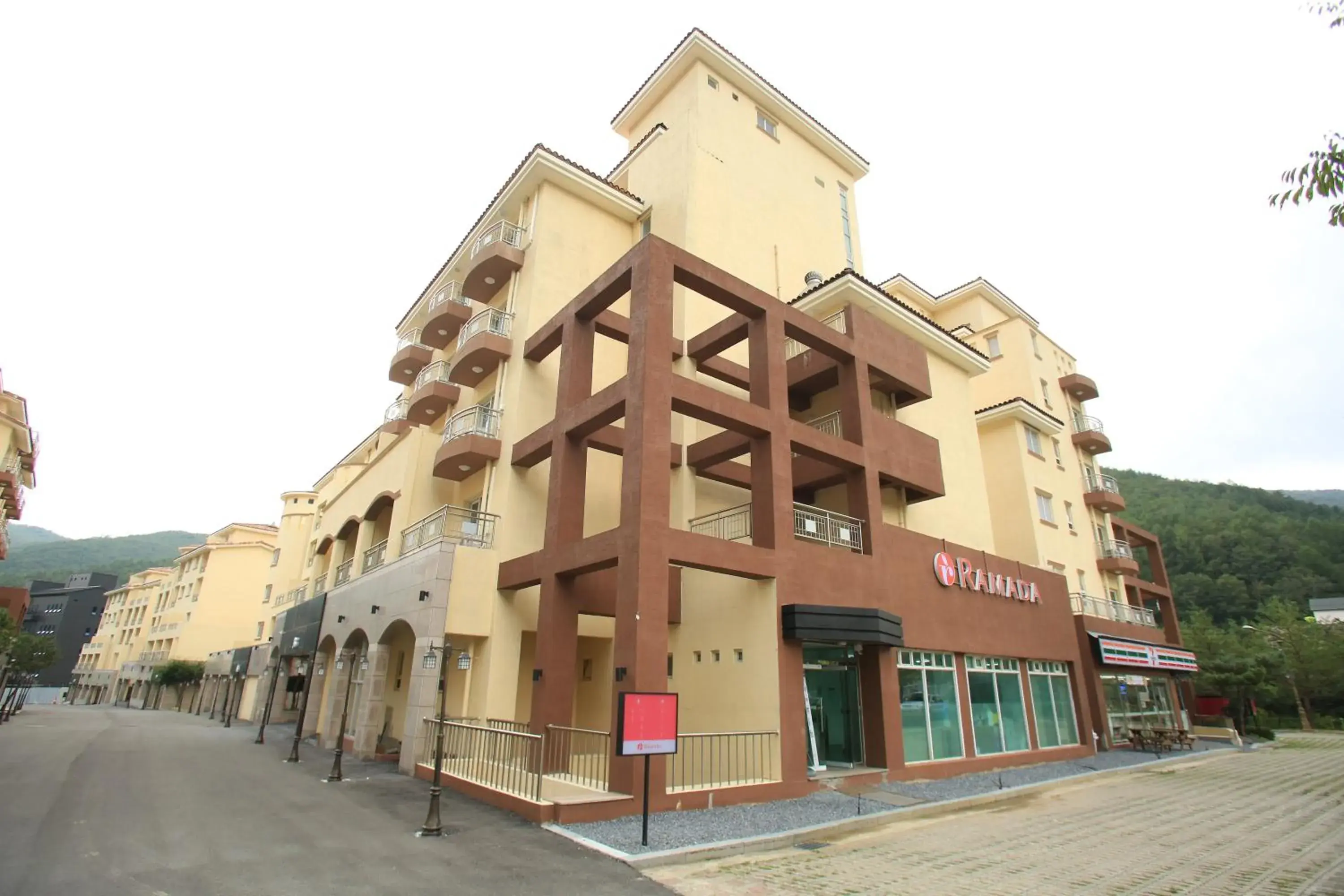 Property building in Ramada Taebaek Hotel Property building in Ramada Taebaek Hotel