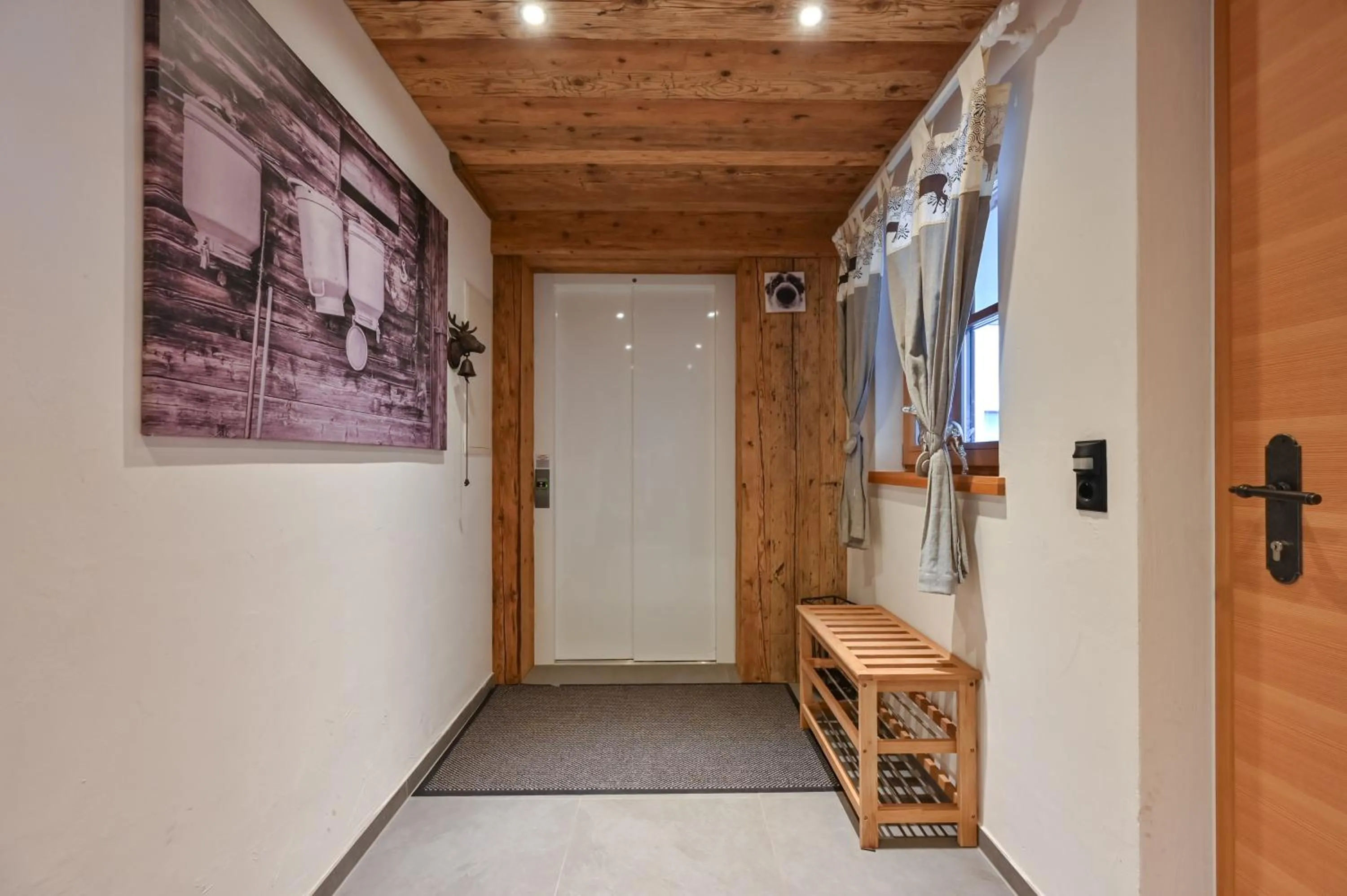 elevator in Braito's Seaside Lodges und Suites, Ferienhäuser und Ferienwohnungen