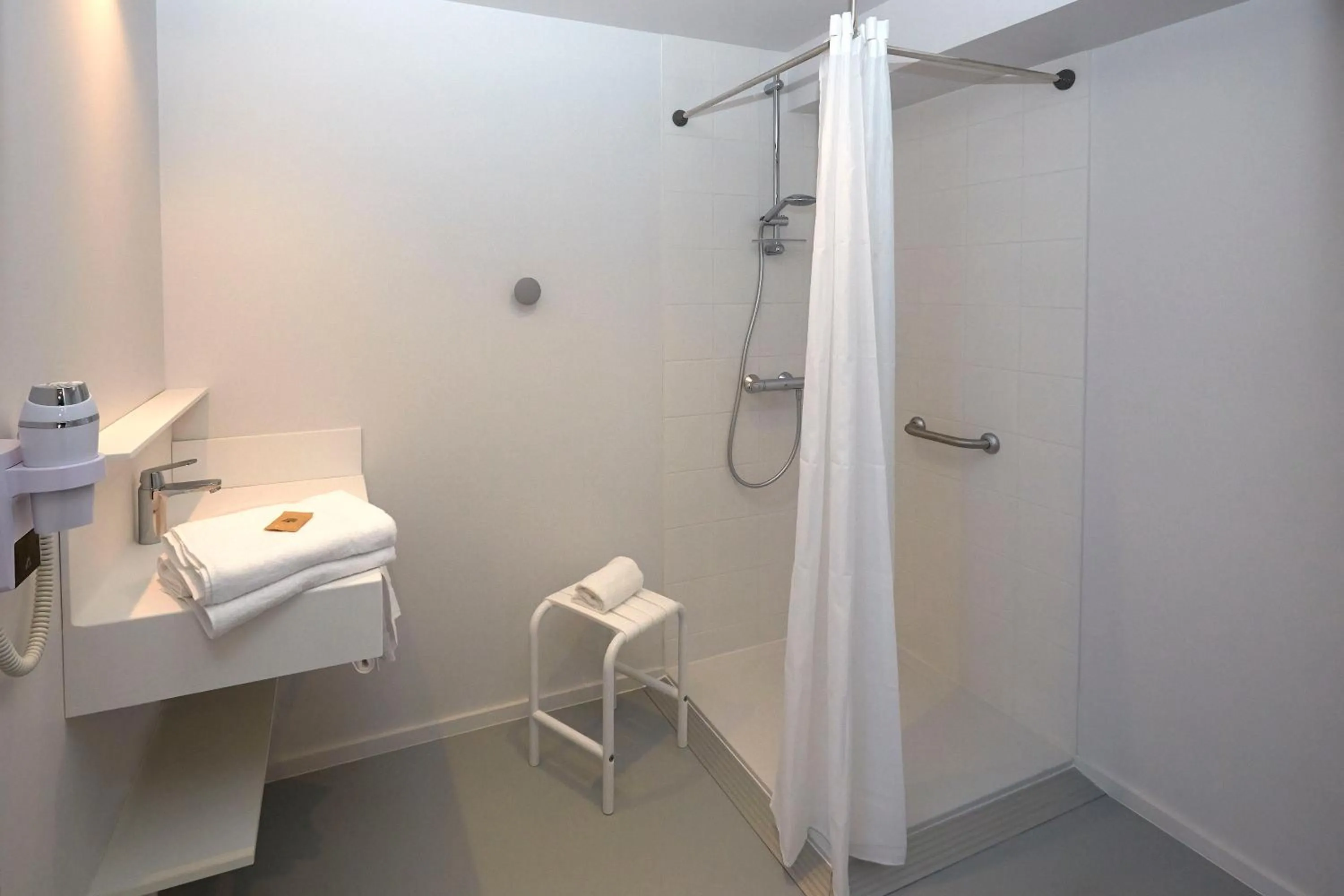 Shower in Coto Hotel