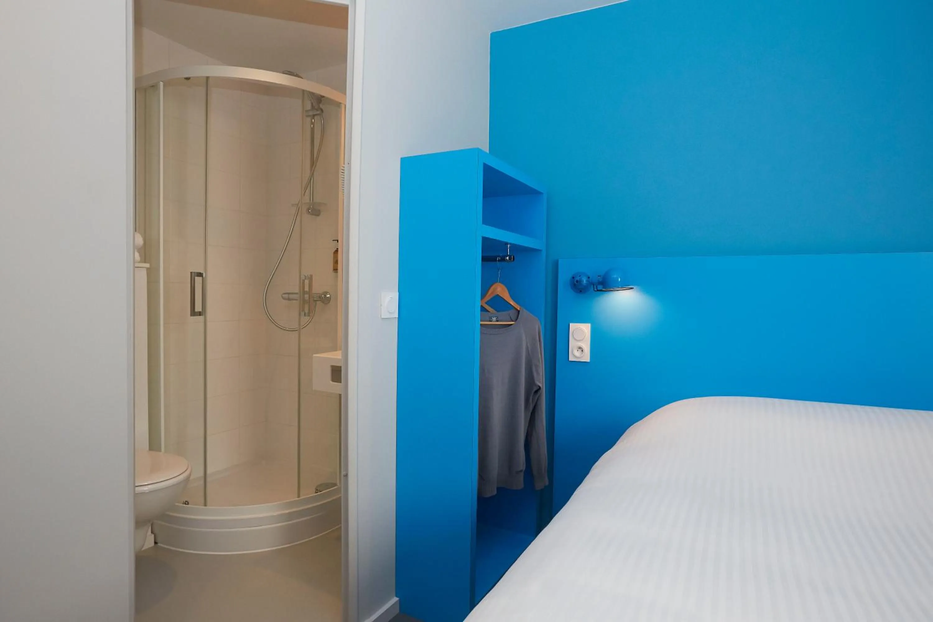 Shower, Bed in Coto Hotel