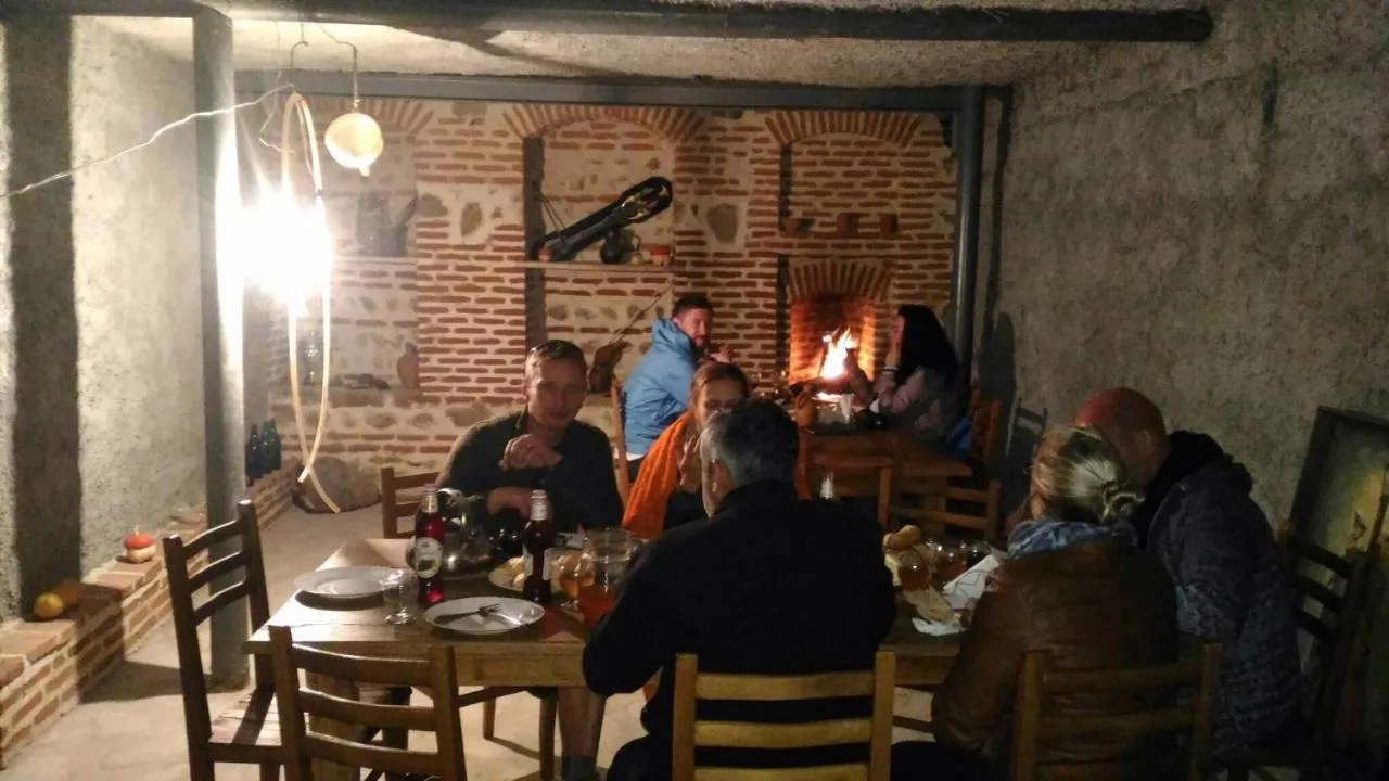 Restaurant/places to eat in Guest House Marani