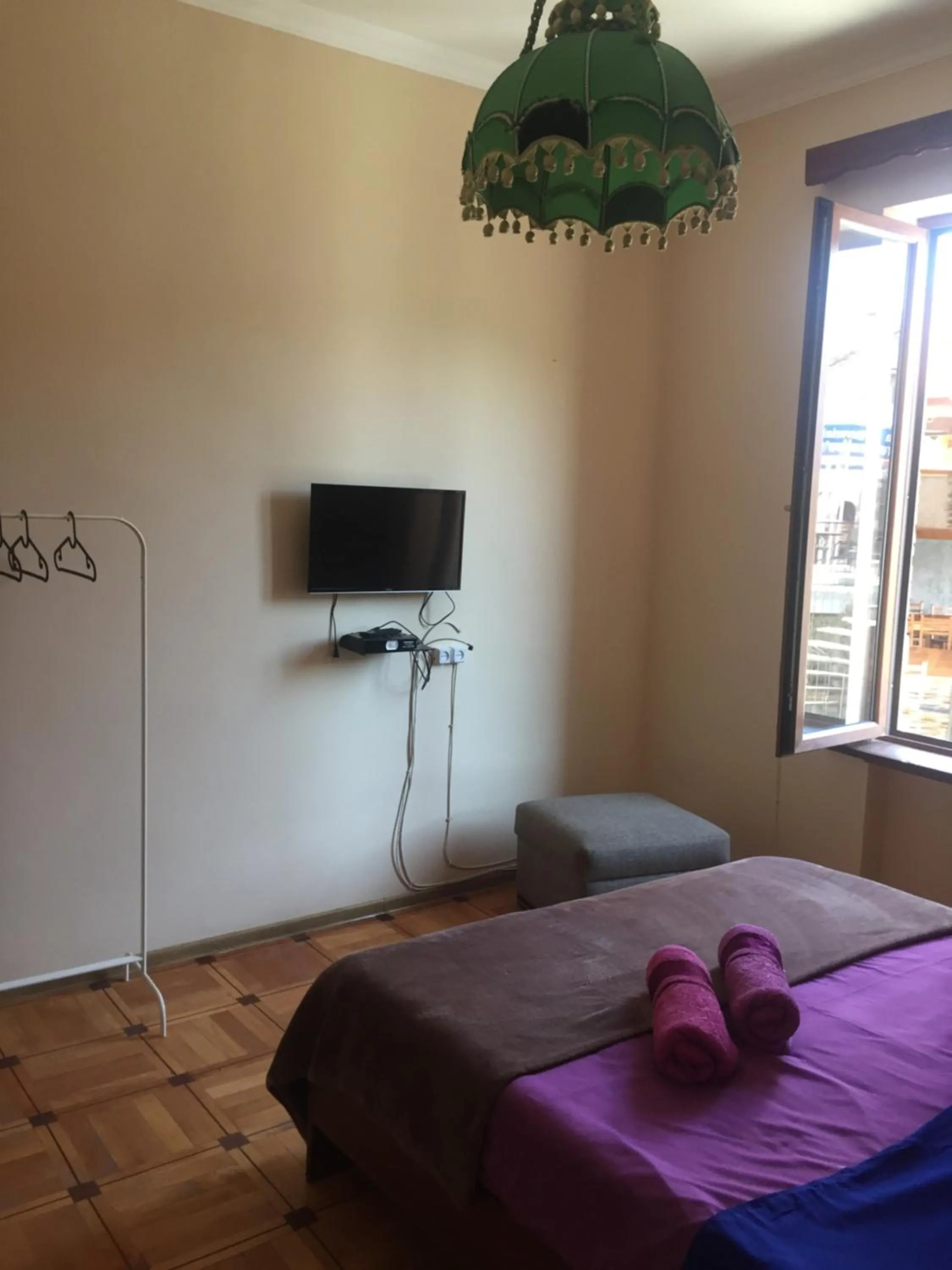 Communal lounge/ TV room, Bed in Guest House Marani