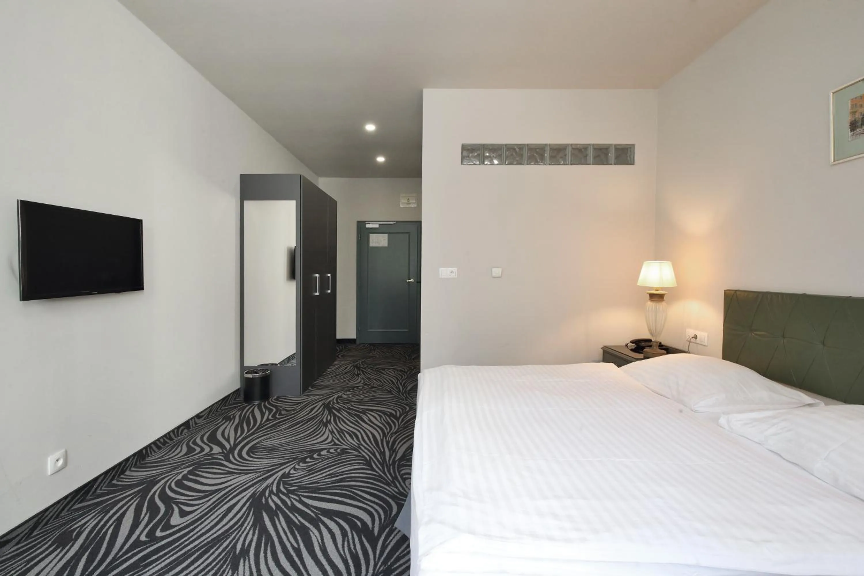 TV and multimedia, Bed in Carlsbad INN hotel & apartments