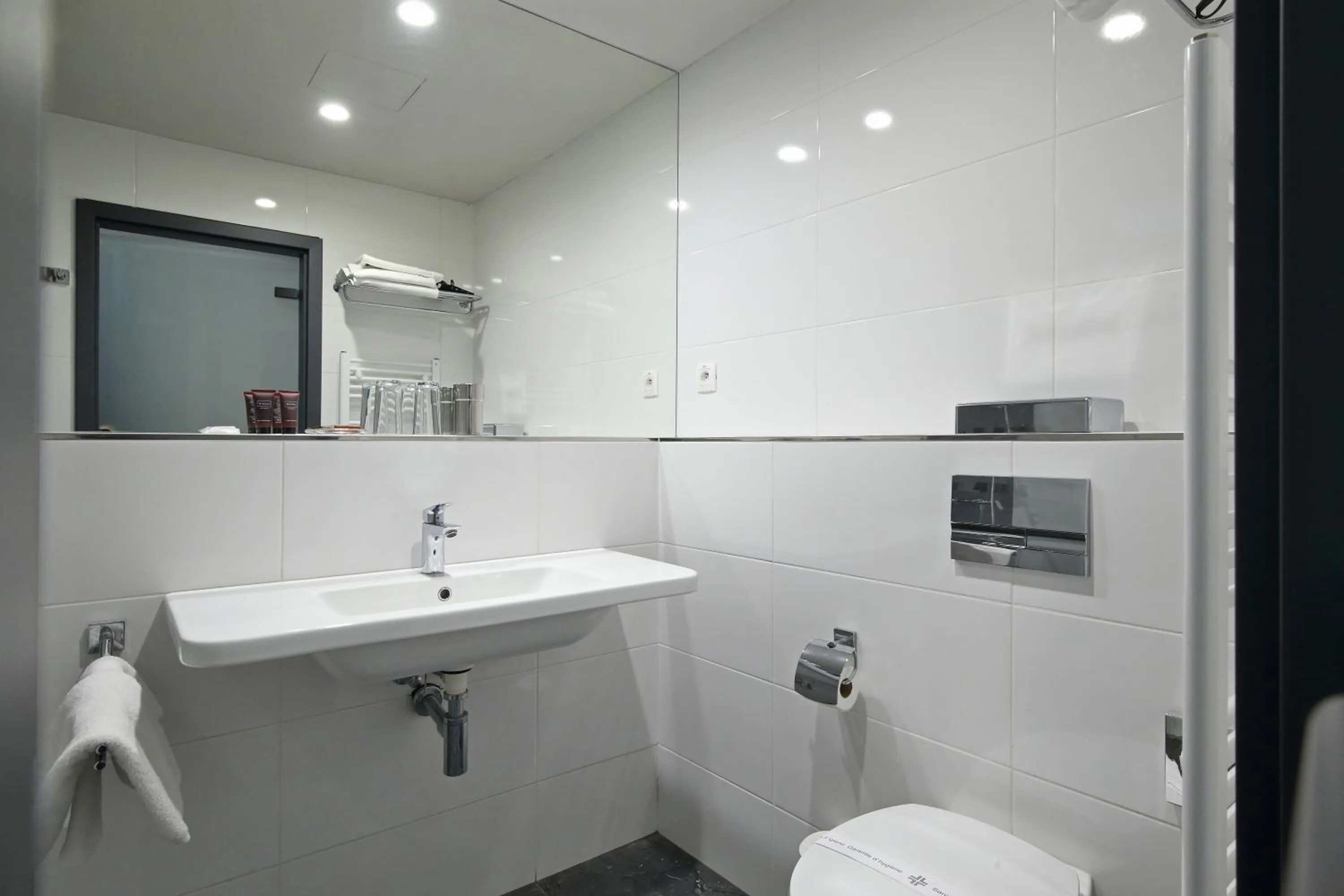 Bathroom in Carlsbad INN hotel & apartments