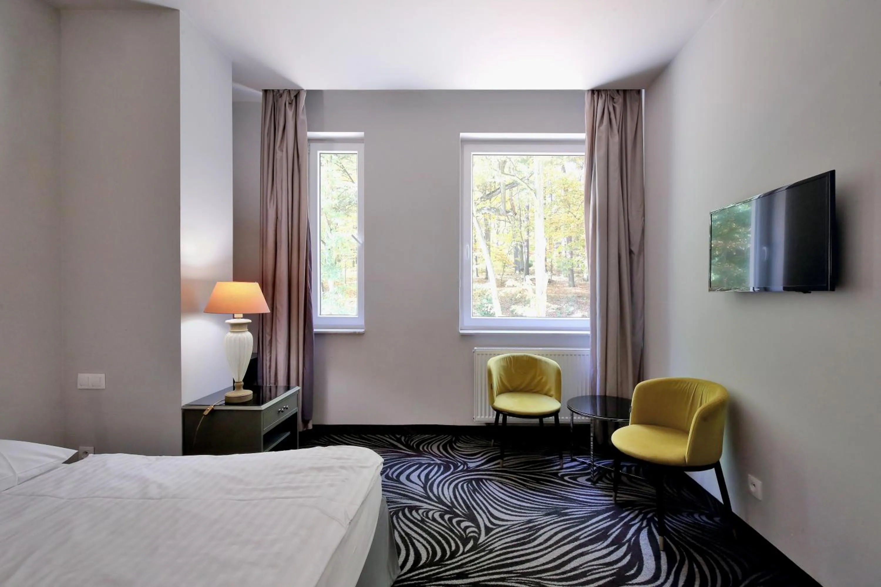 Seating area, Bed in Carlsbad INN hotel & apartments