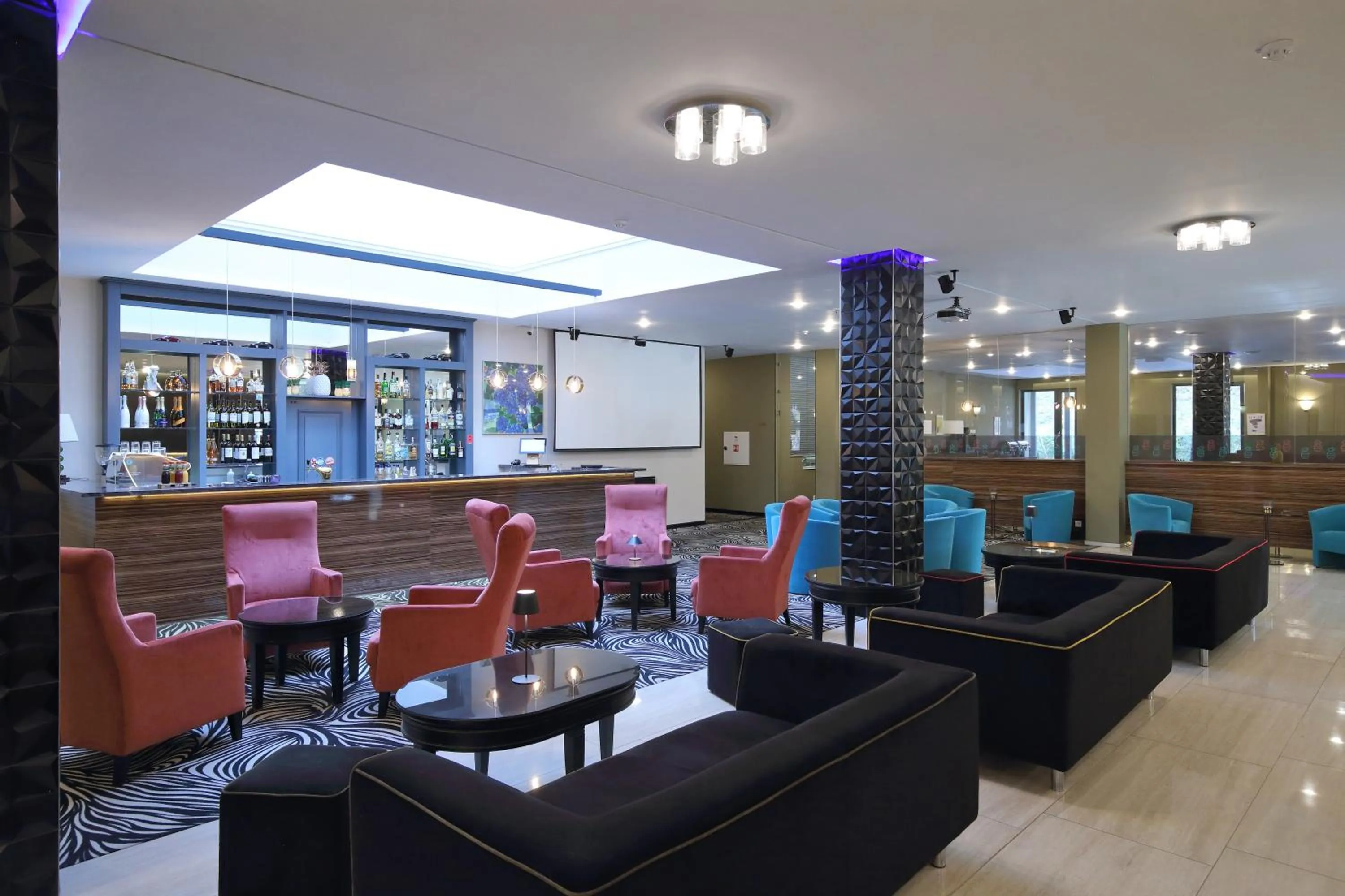 Communal lounge/ TV room in Carlsbad INN hotel & apartments