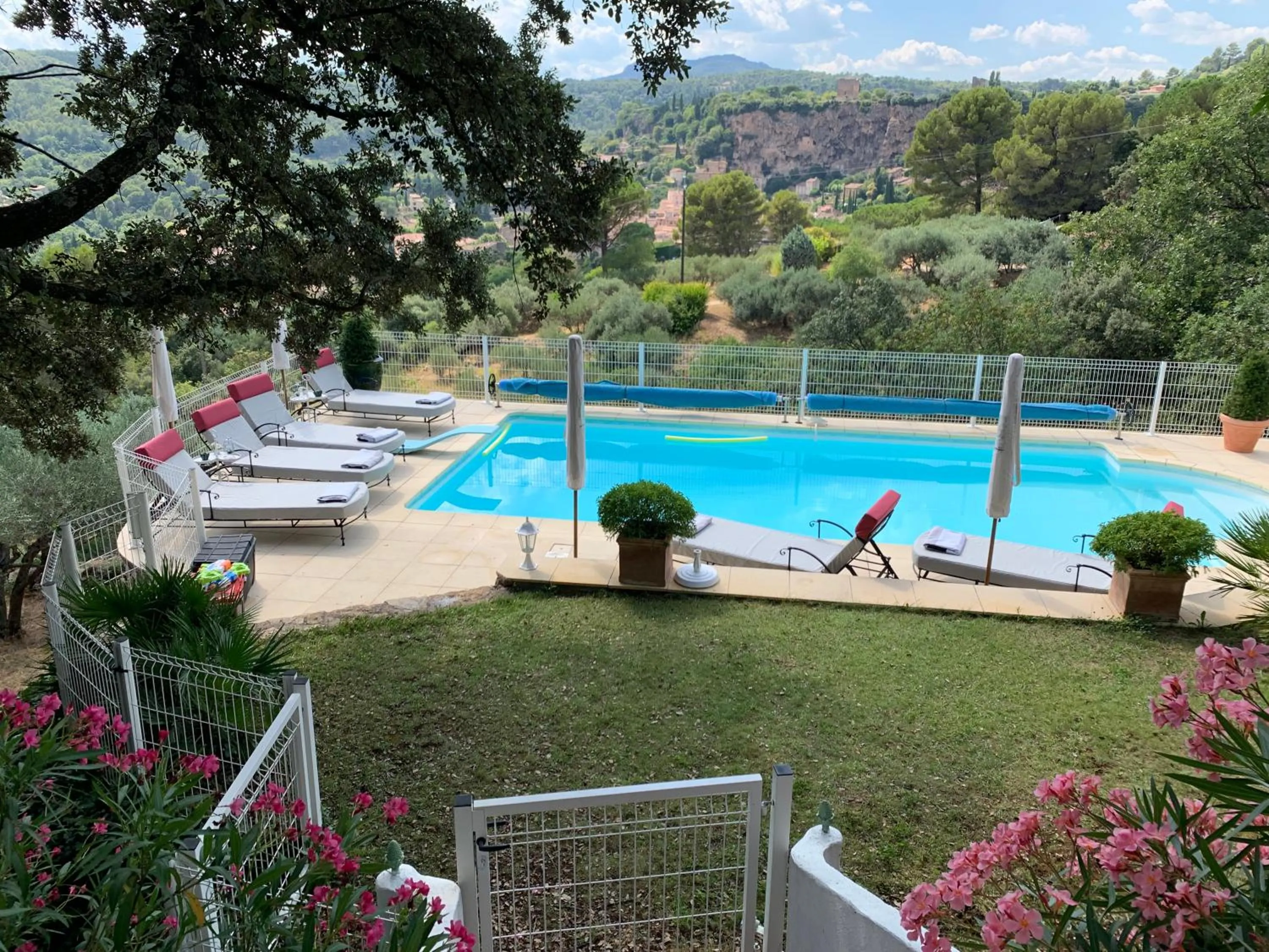 Pool view in Tivoli en Provence
