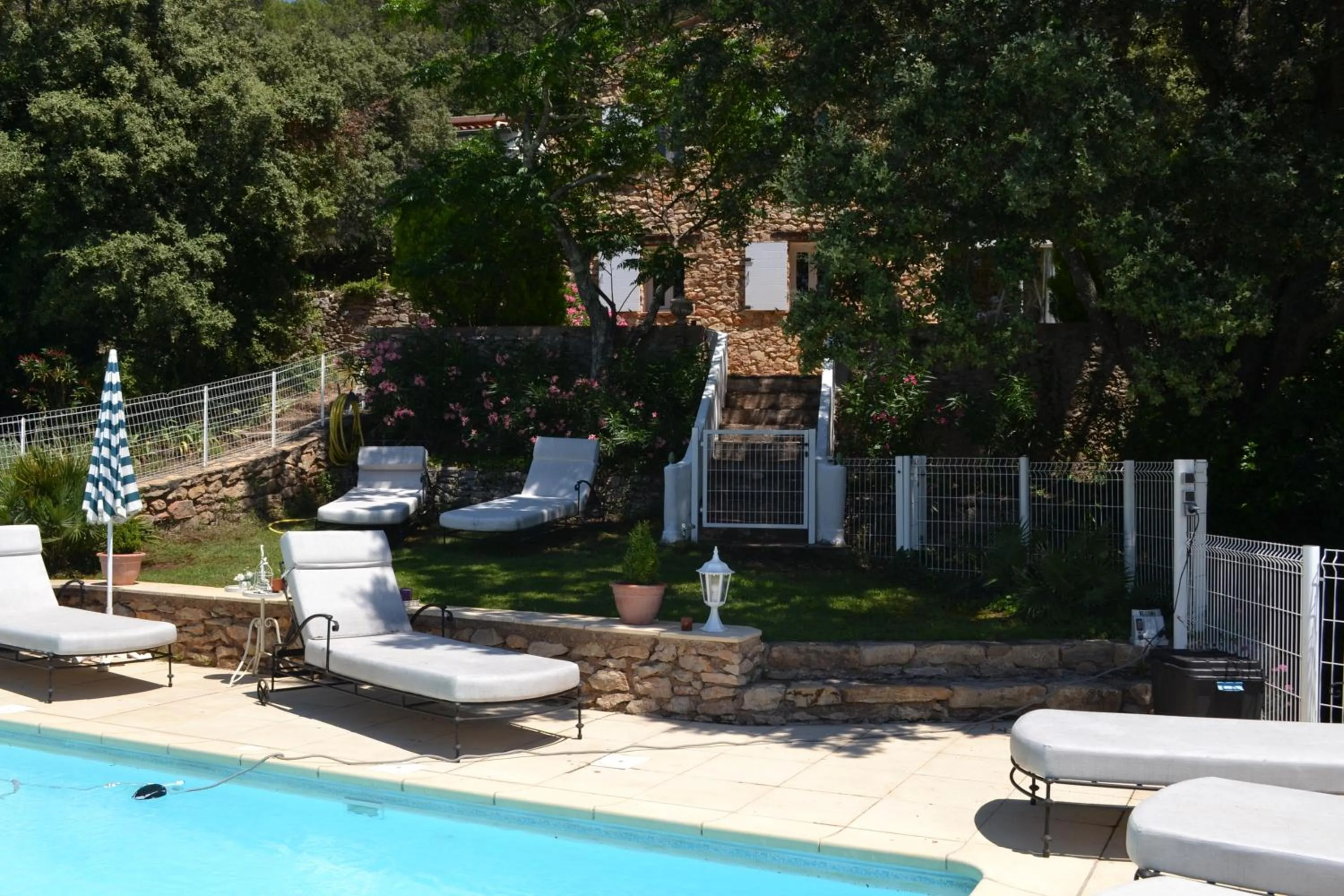 Pool view in Tivoli en Provence