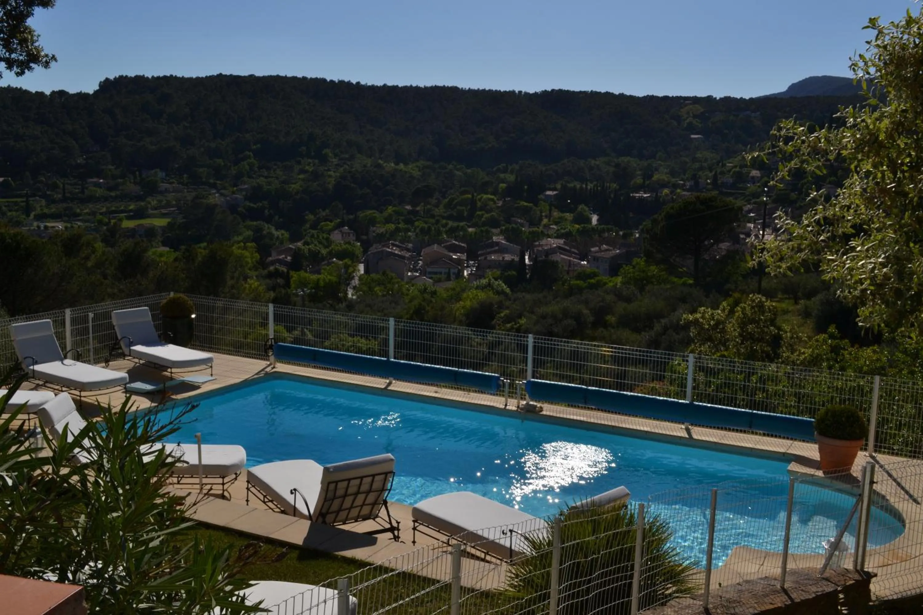 Pool view in Tivoli en Provence
