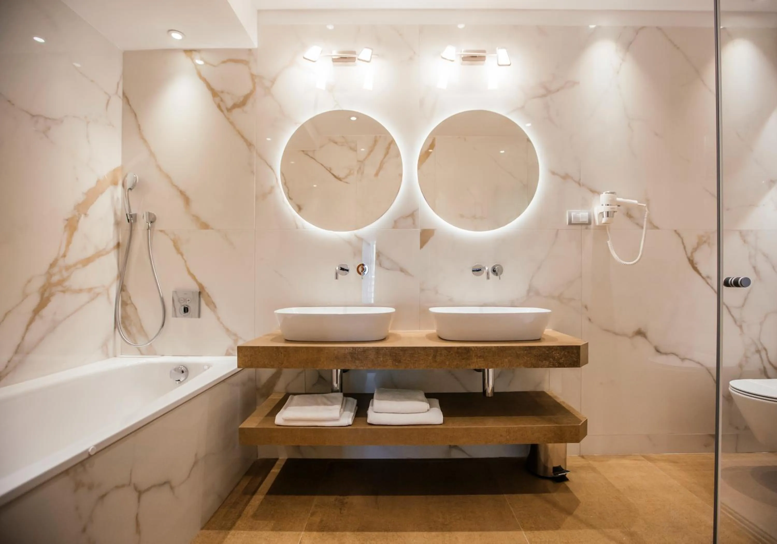 Shower in Hotel Eden