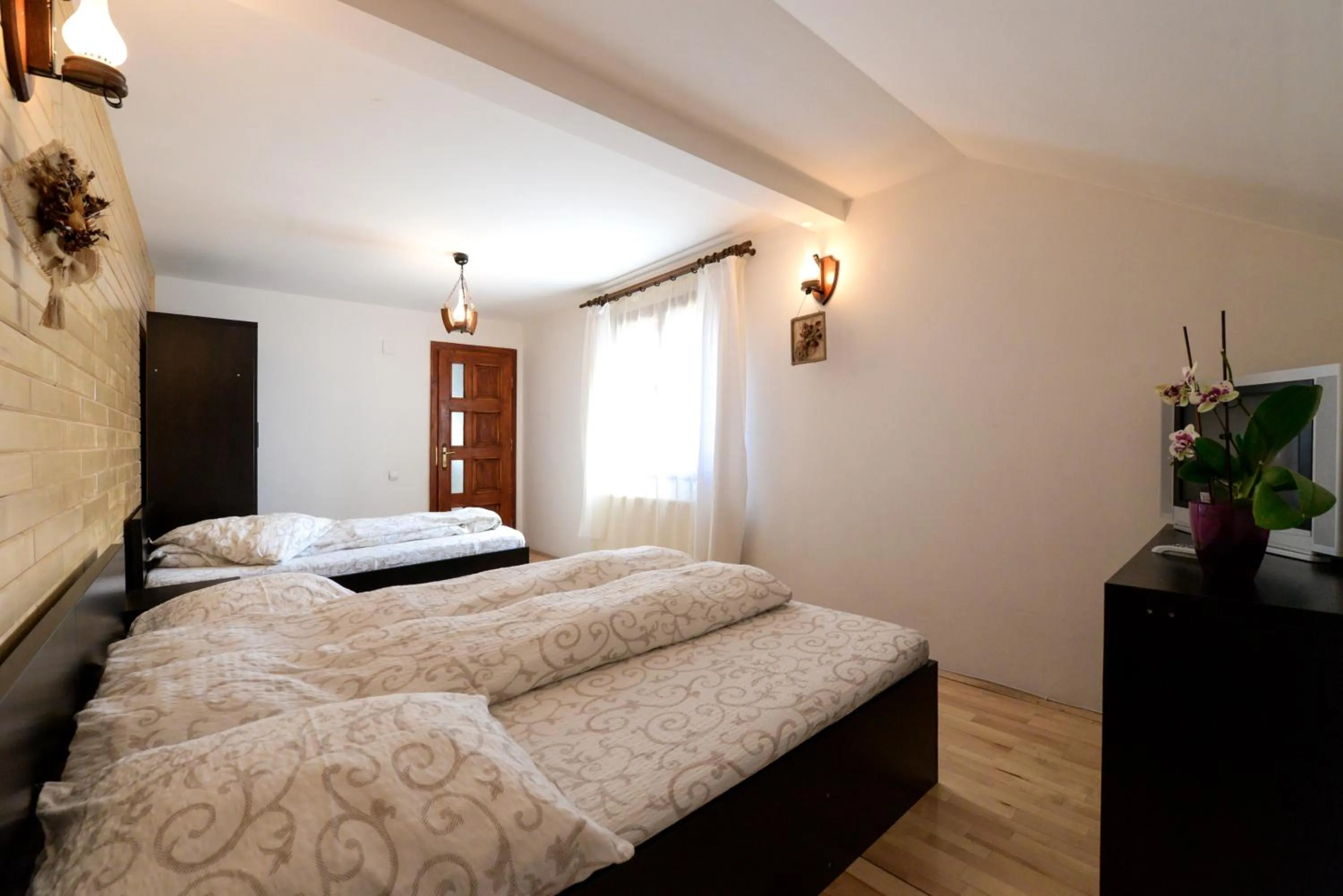 Bed in Pensiunea Arina