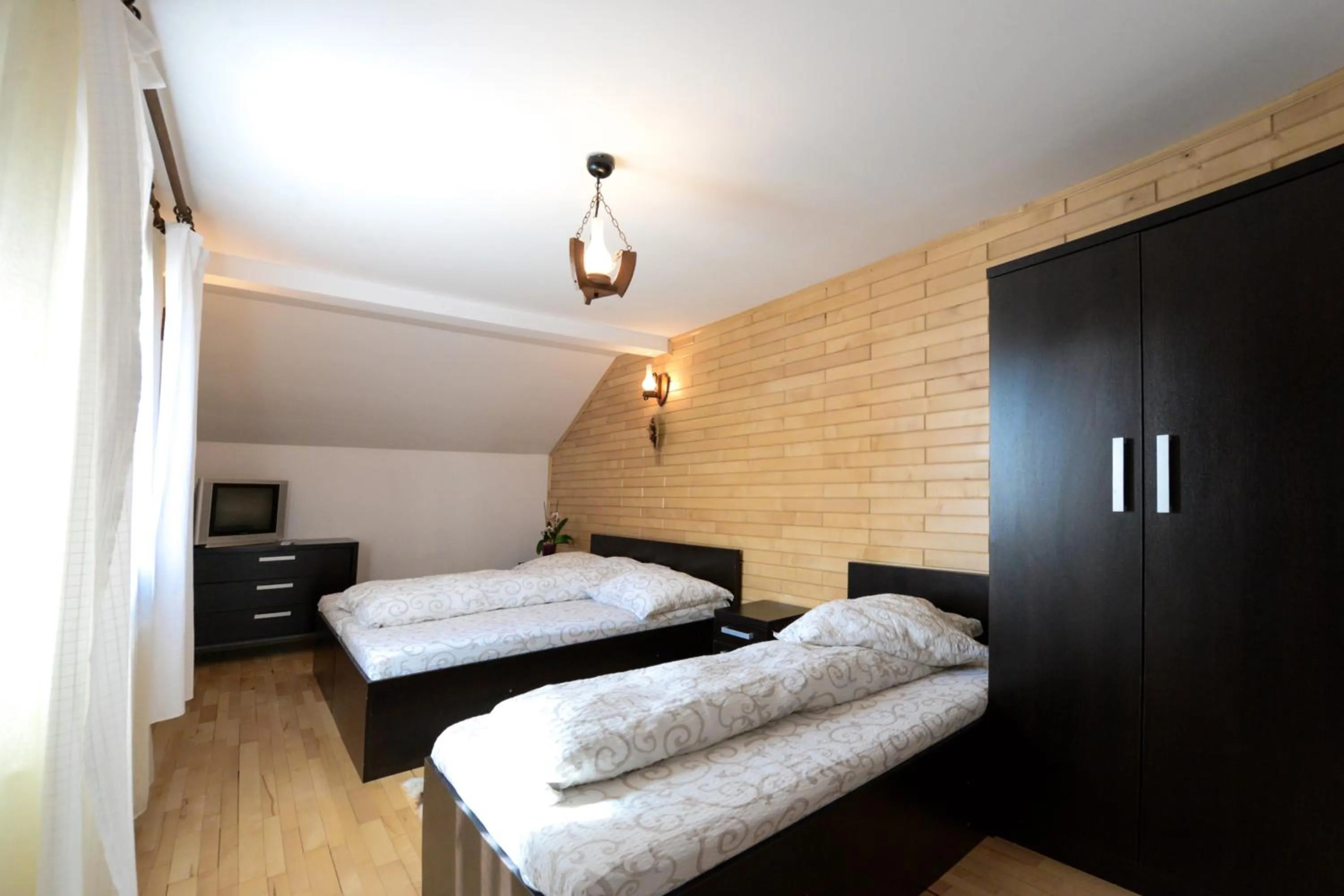 Bed in Pensiunea Arina